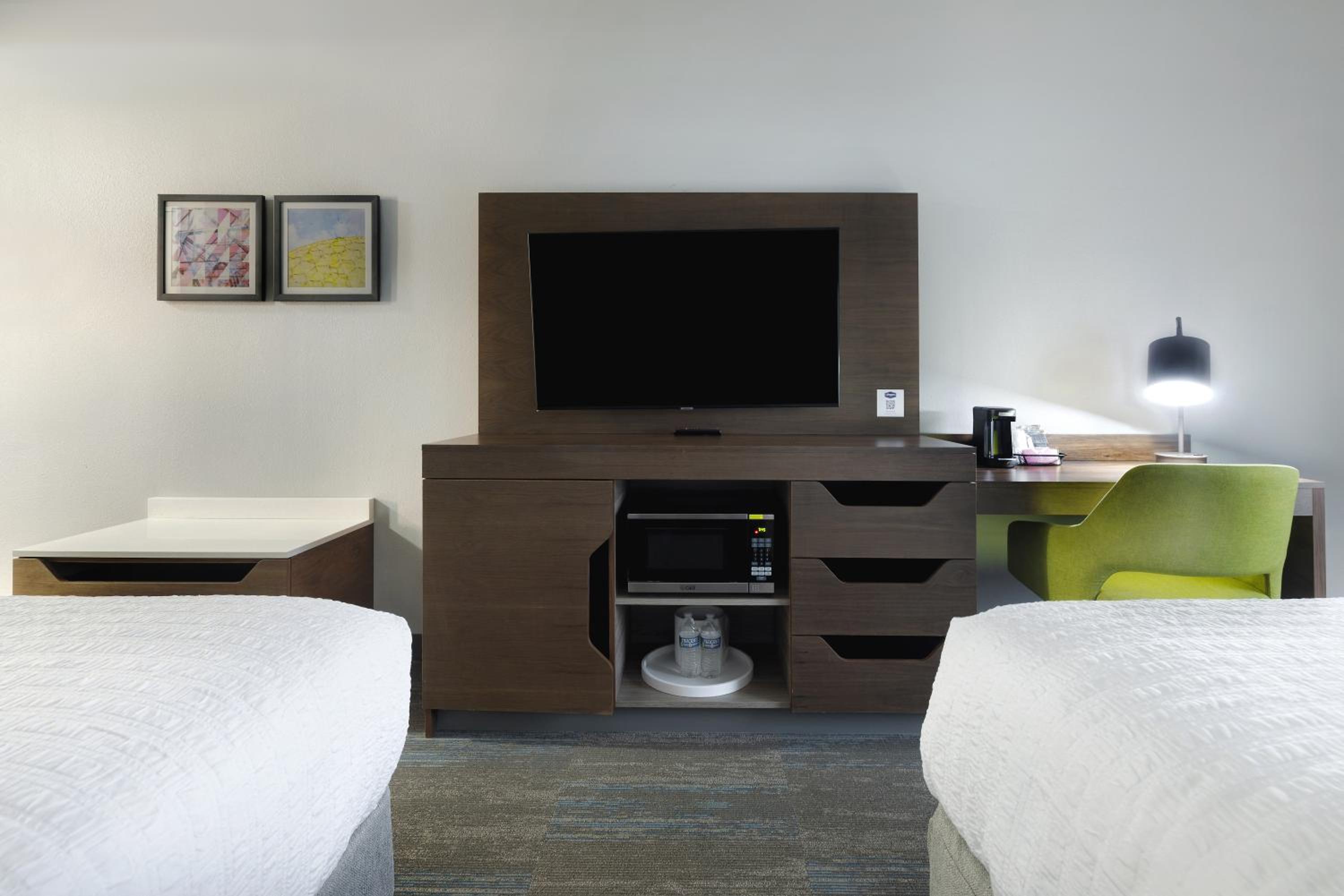 Double Room with Two Queen Beds and Bath Tub - Mobility and Hearing Access/Non-Smoking - Photo 3