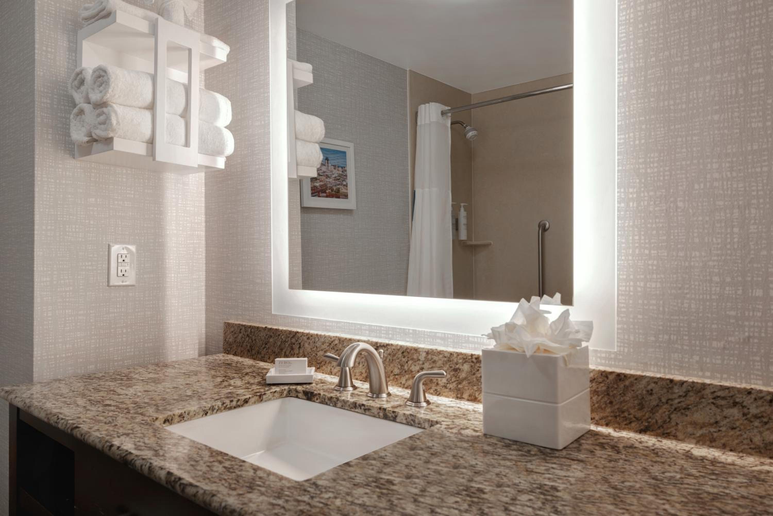 Double Room with Two Queen Beds and Bath Tub - Mobility and Hearing Access/Non-Smoking - Photo 1