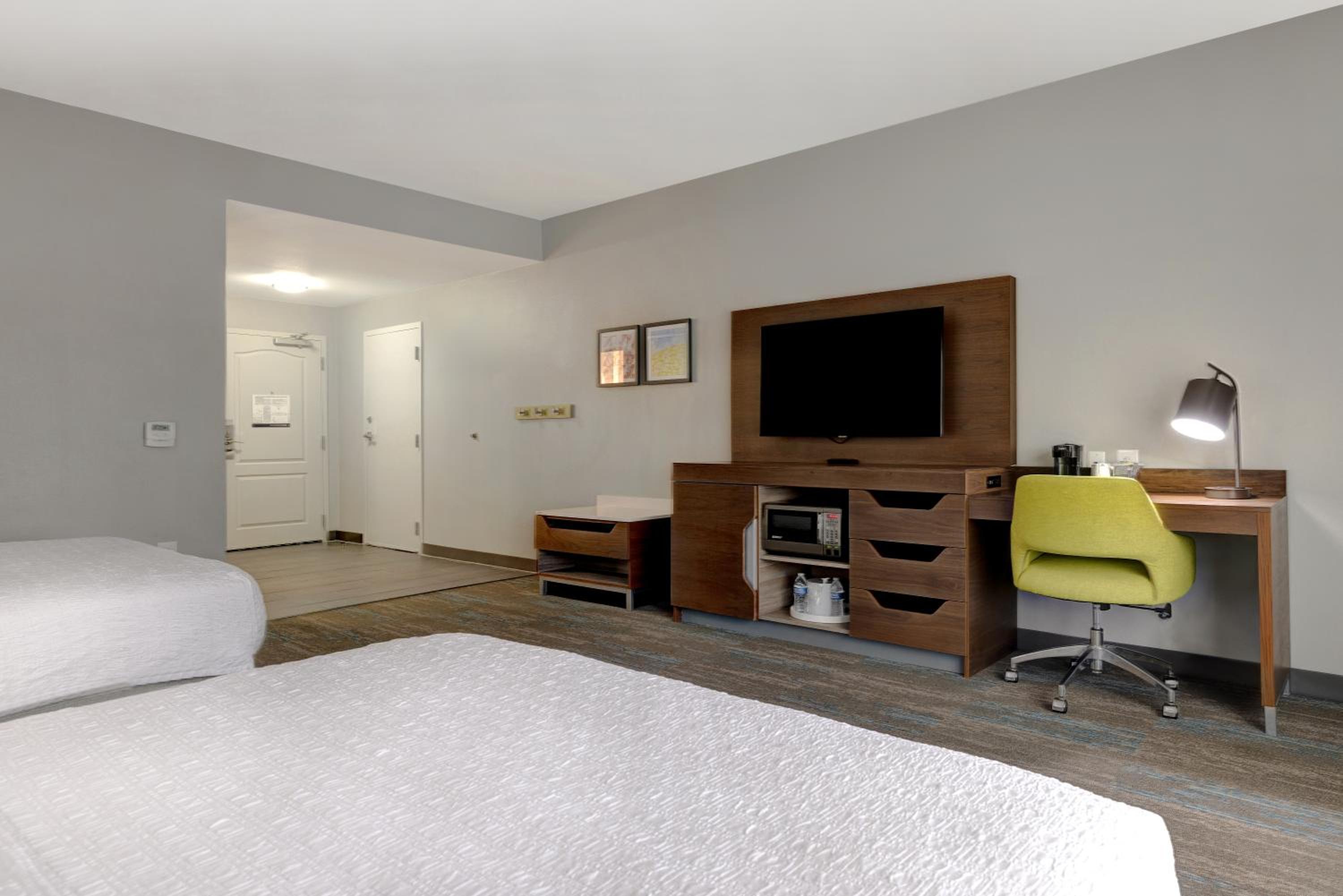 Double Room with Two Queen Beds and Bath Tub - Mobility and Hearing Access/Non-Smoking - Photo 2