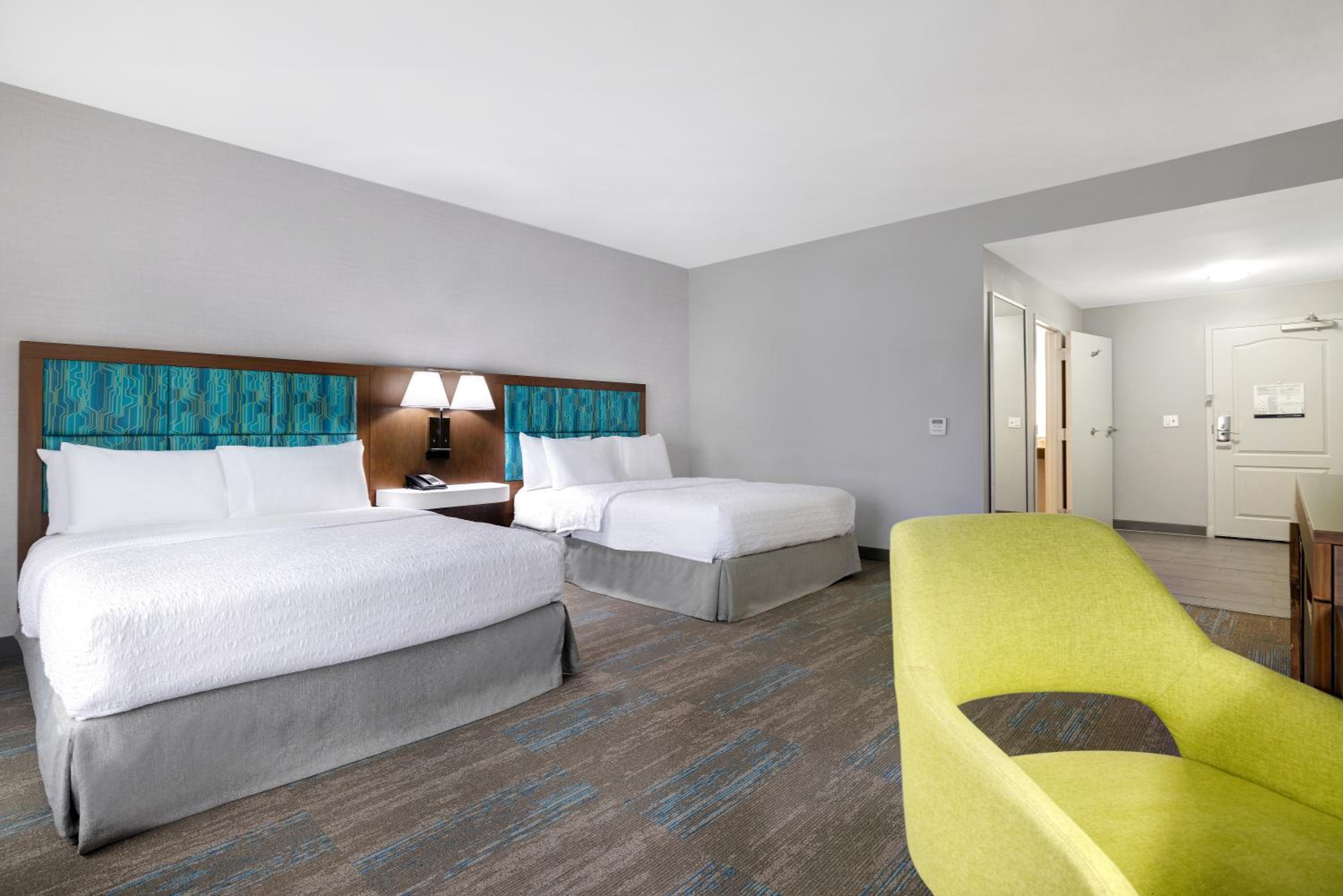 Double Room with Two Queen Beds and Bath Tub - Mobility and Hearing Access/Non-Smoking - Photo 5