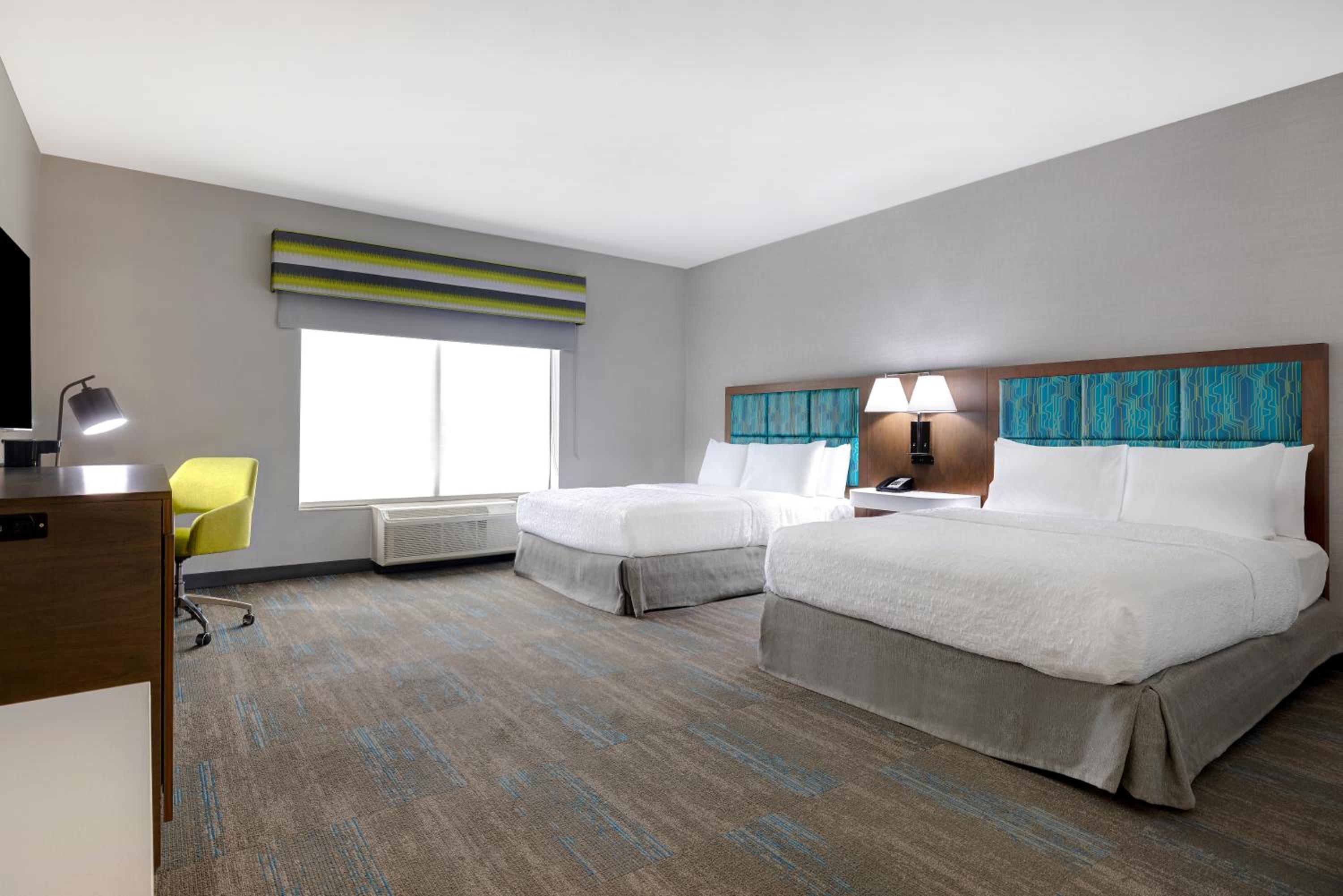 Double Room with Two Queen Beds and Bath Tub - Mobility and Hearing Access/Non-Smoking - Photo 6