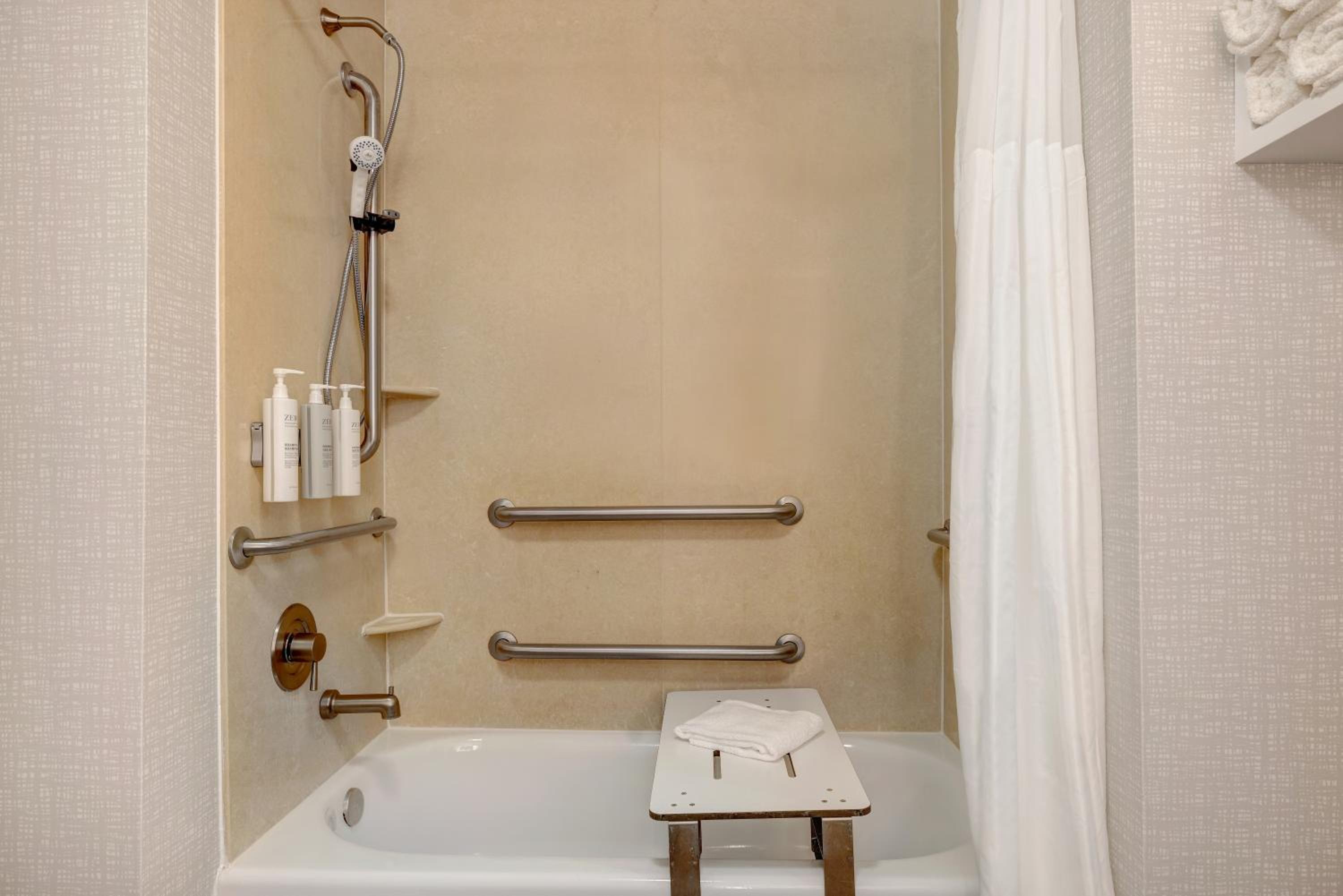 Double Room with Two Queen Beds and Bath Tub - Mobility and Hearing Access/Non-Smoking - Photo 4