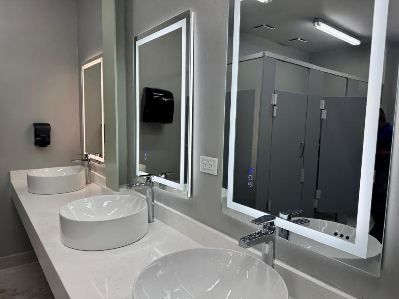 Queen Room with Shared Bathroom photo 2