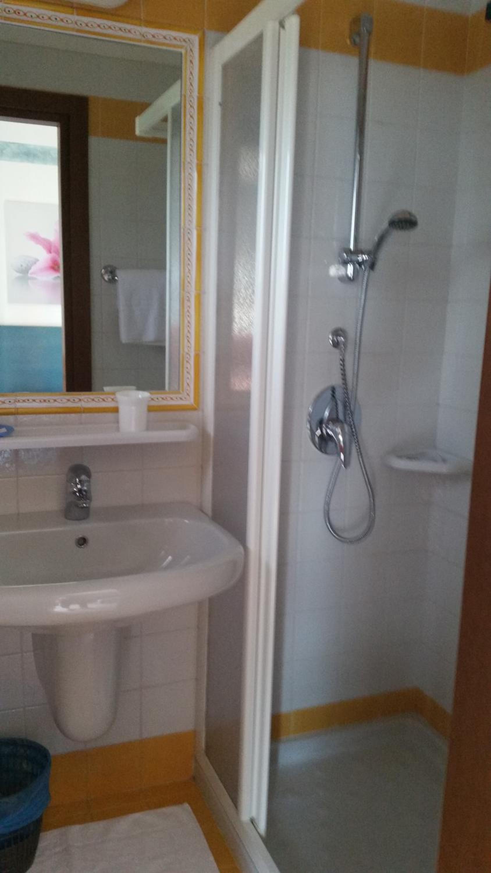 Double Room with Lake View - Photo 6