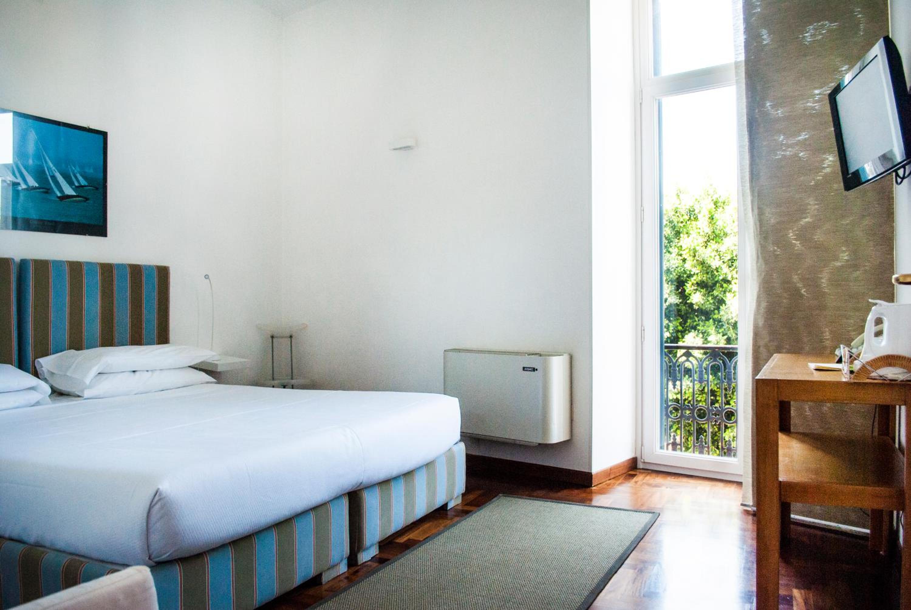 Double Room with Balcony - Photo 2