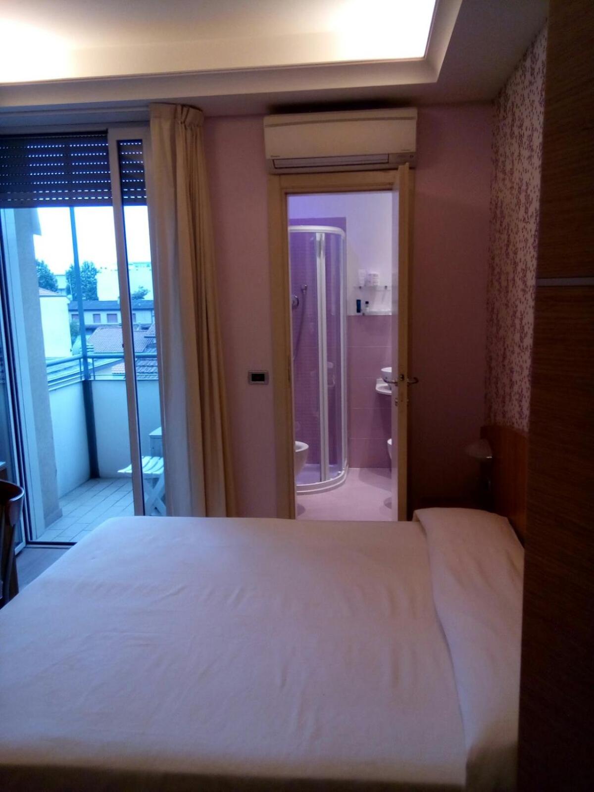 Double Room - Photo 8