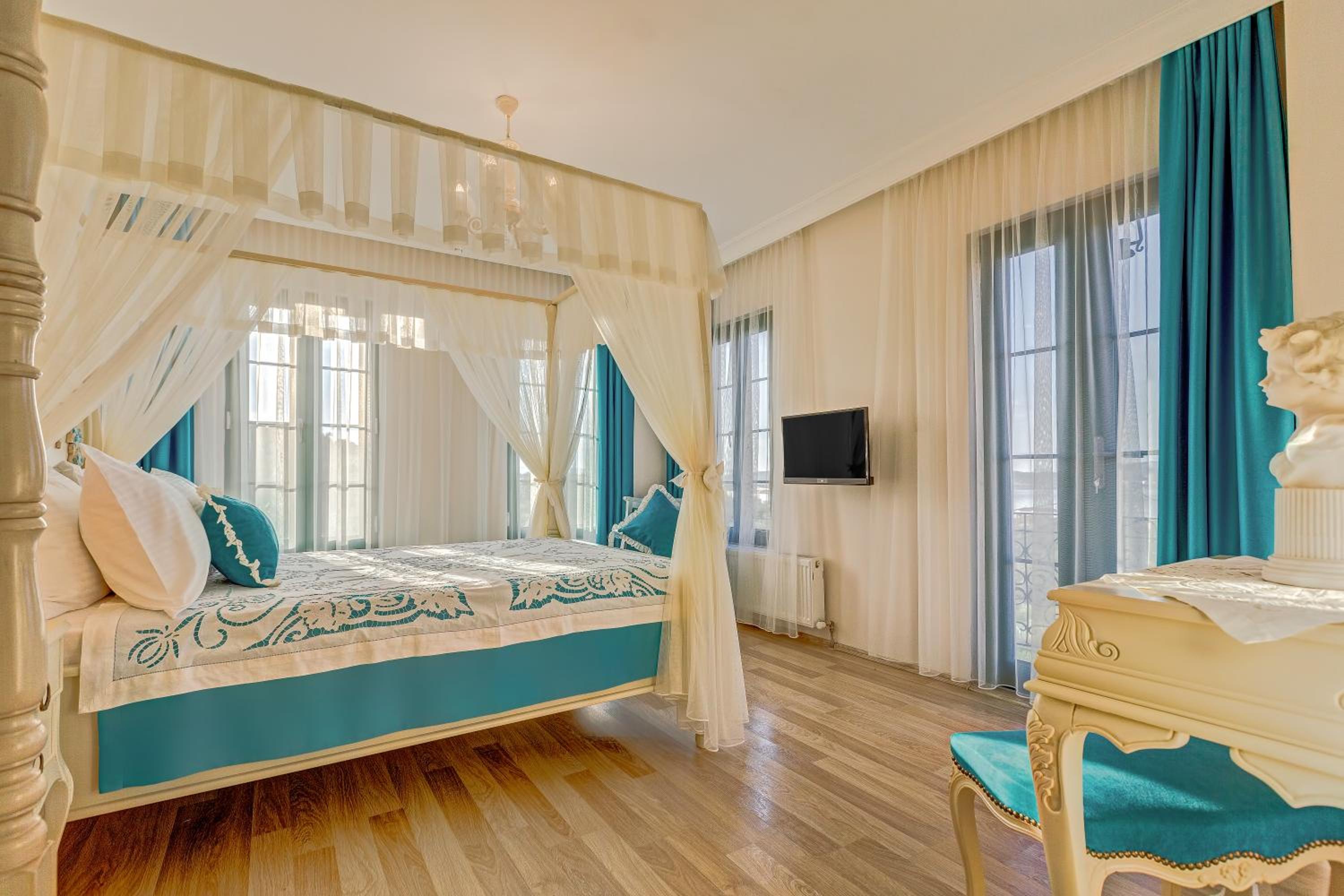Upper Story Room with Draped Beds with Sea view