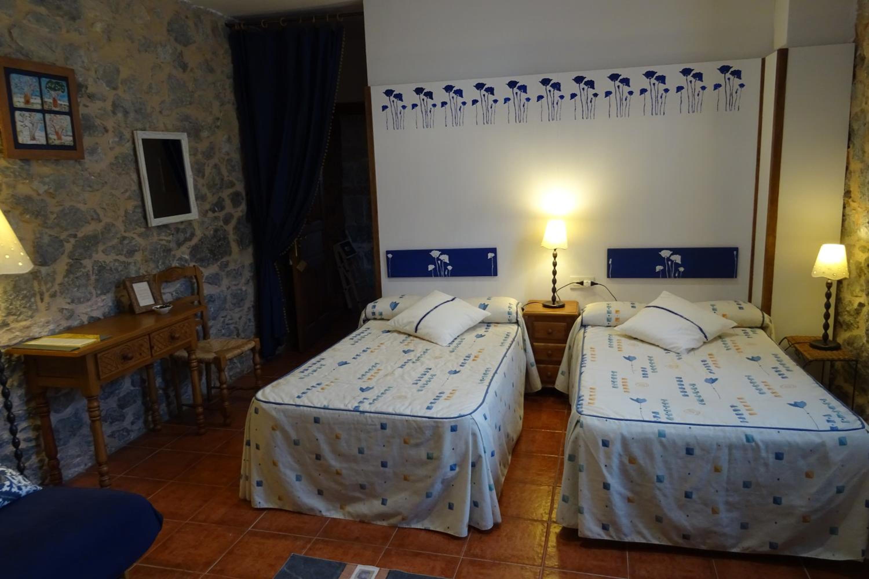 Twin Room - Photo 2