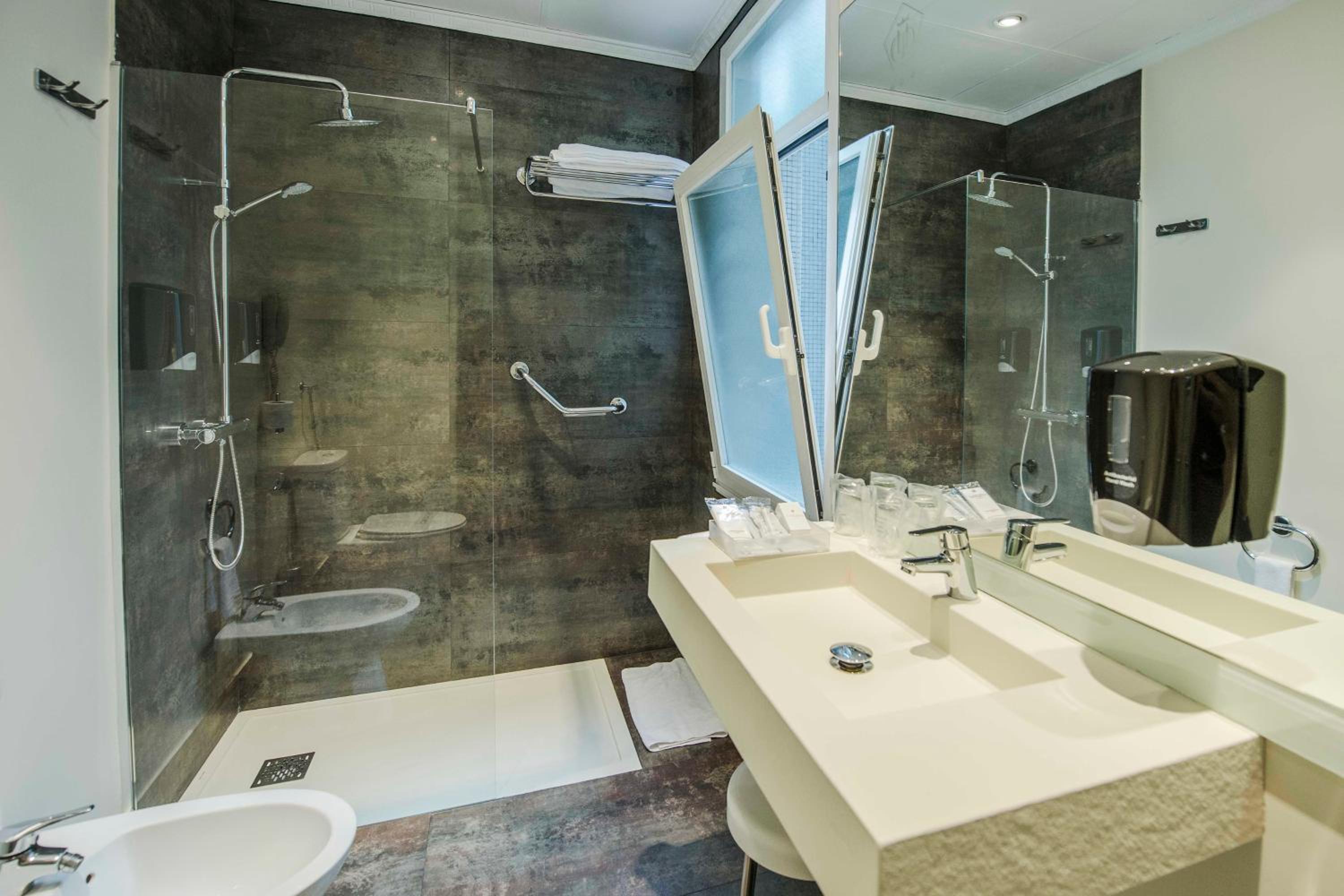 Small Interior Double Room - Photo 8