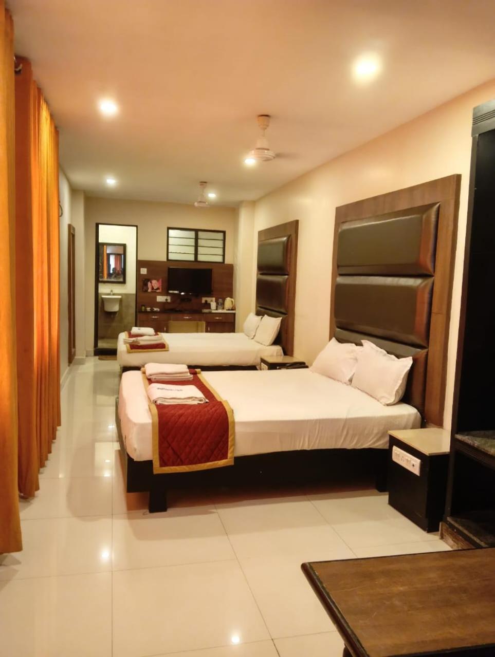 FAMILY AC ( BASEMENT ROOM )