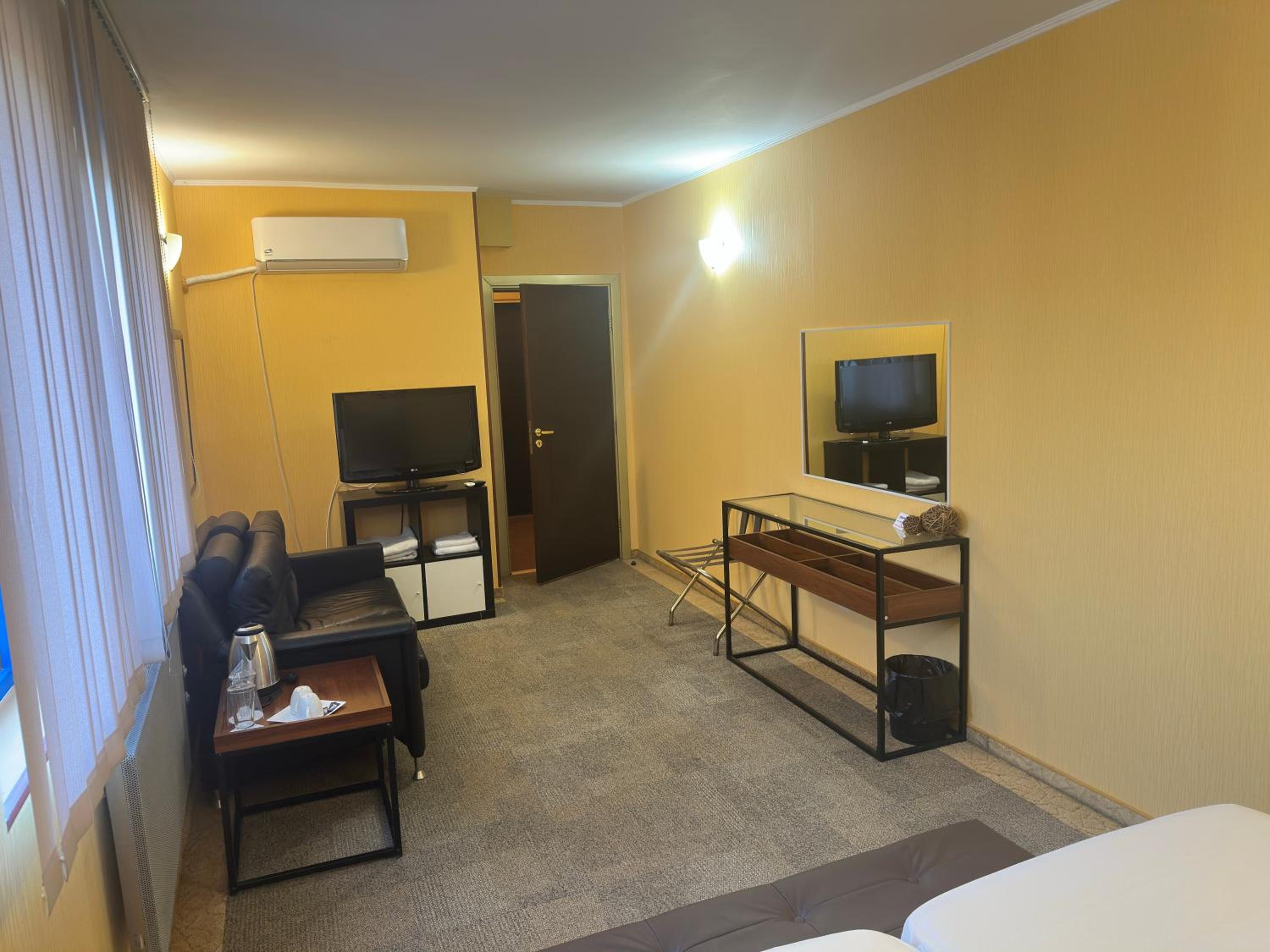 Two-Bedroom Apartment with View - Photo 4