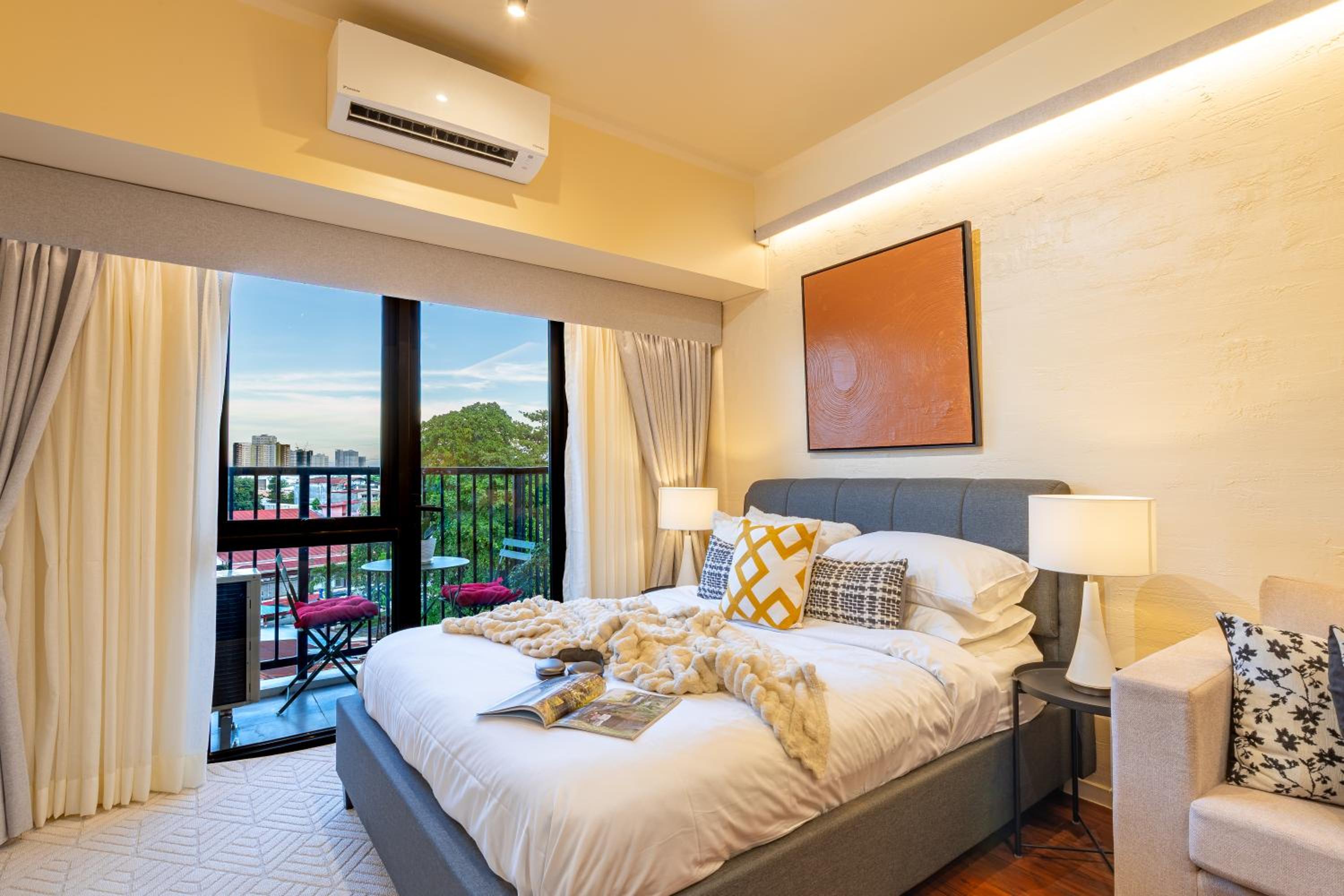 Studio Apartment with Balcony photo 3