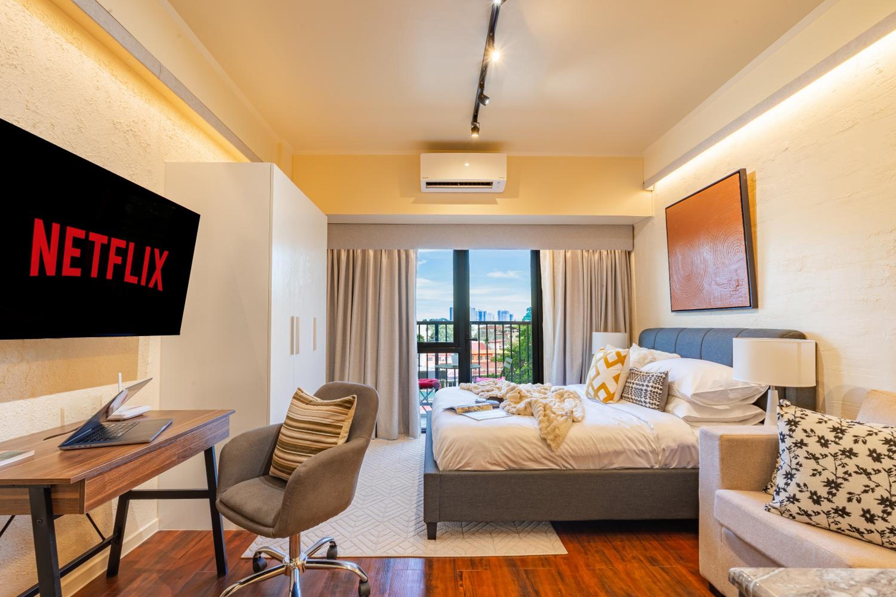 Studio Apartment with Balcony photo 1