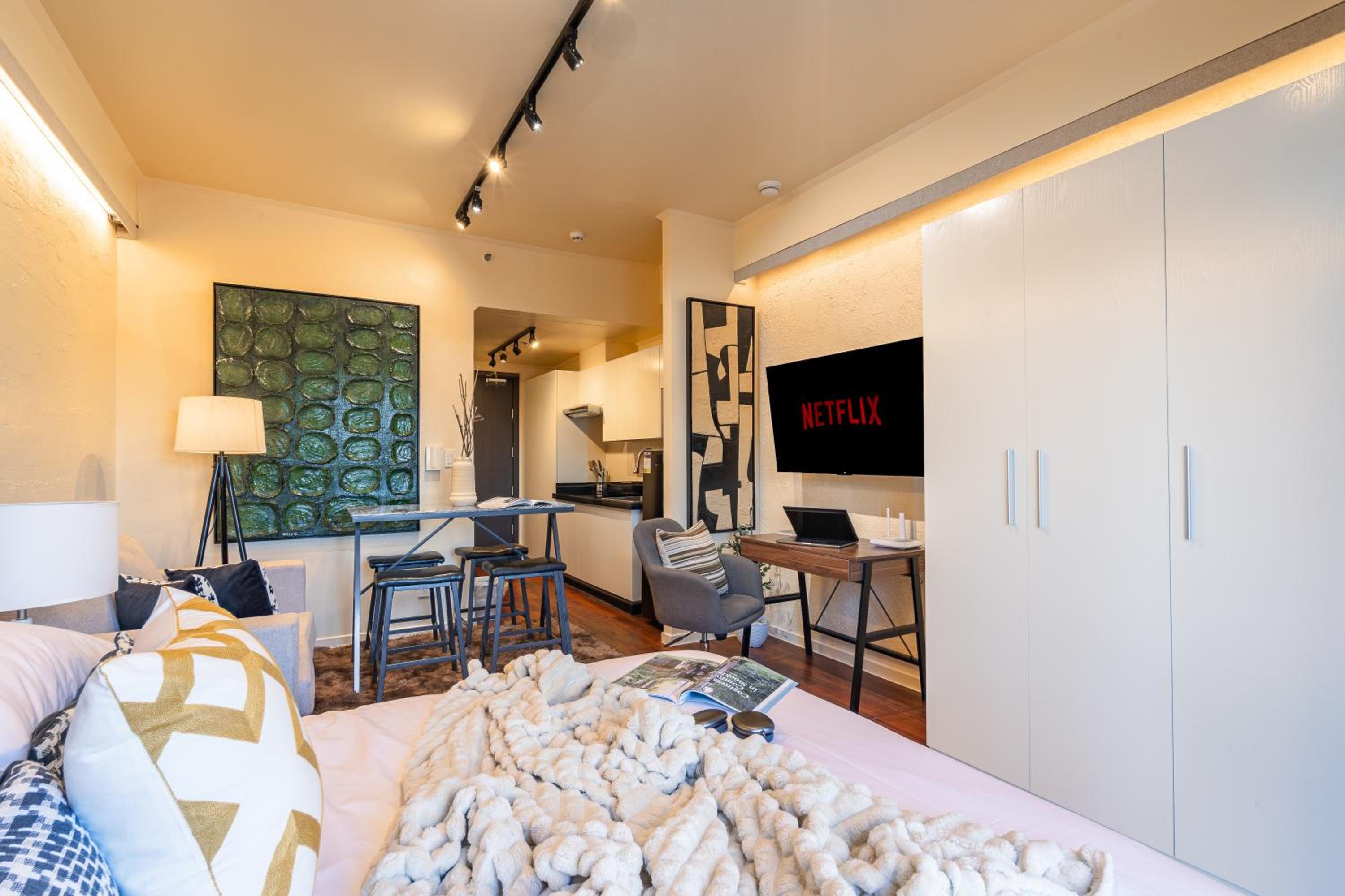 Studio Apartment with Balcony photo 2