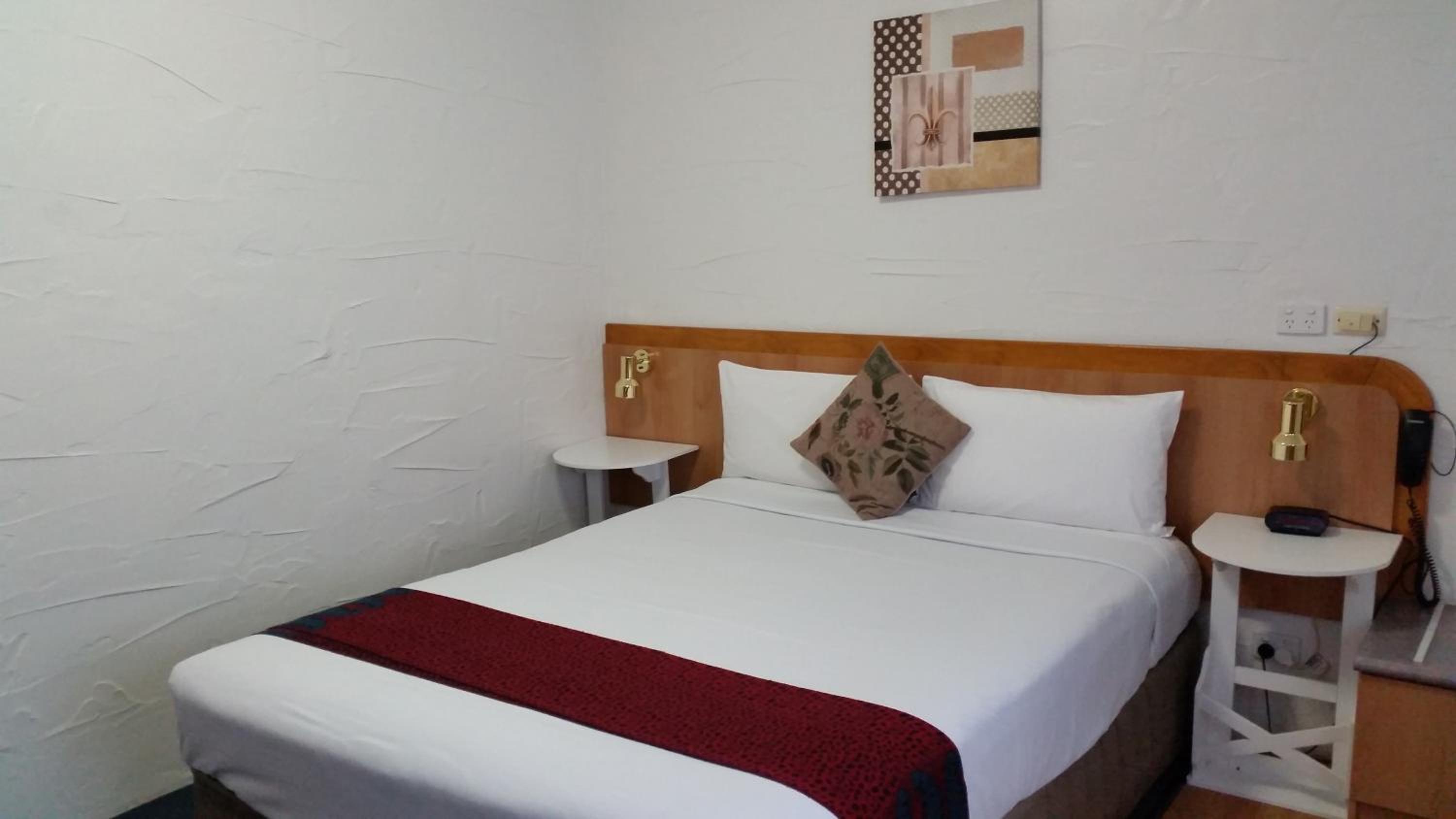 Queen Room photo 2