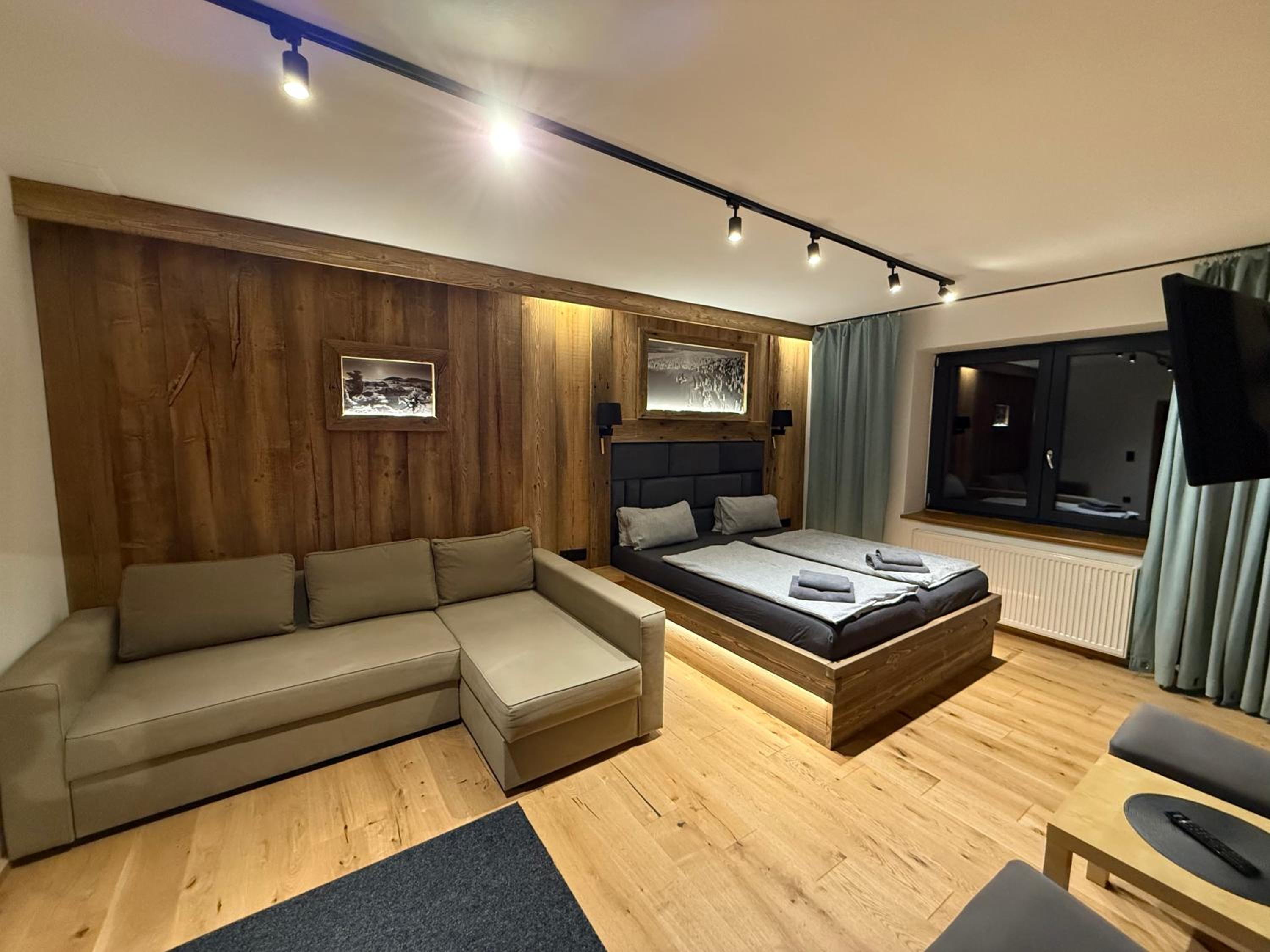 Economy Family Room photo 2