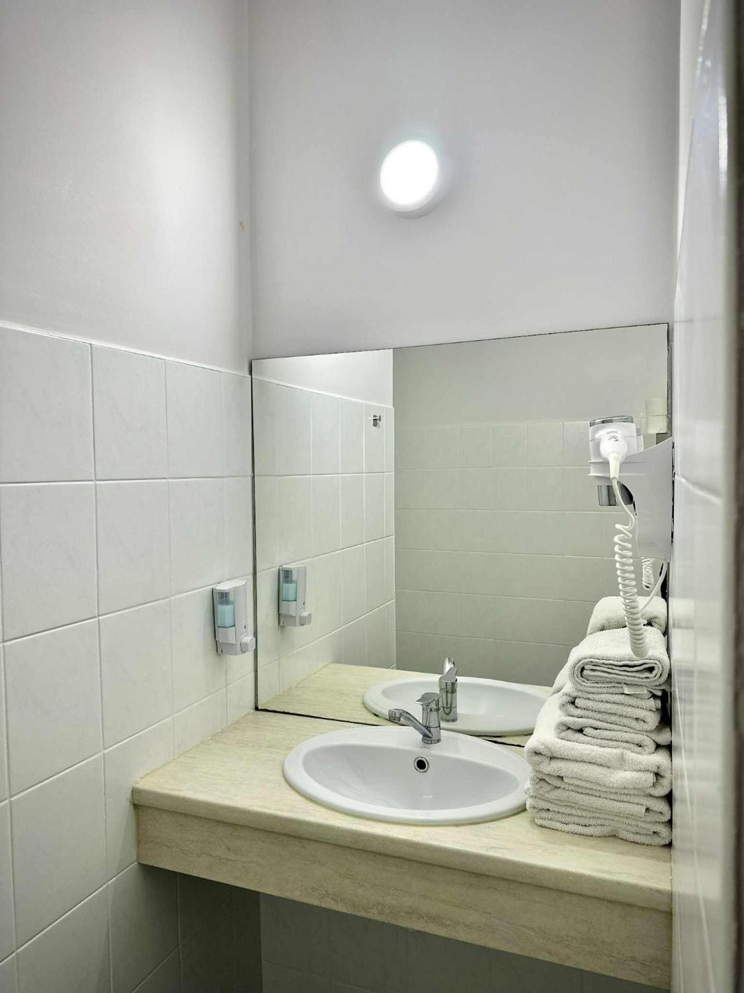Economy Triple Room - Photo 3