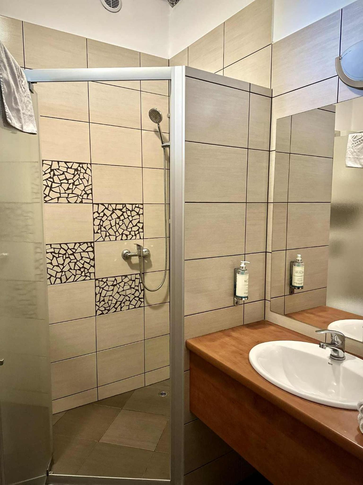 Economy Double Room - Photo 9