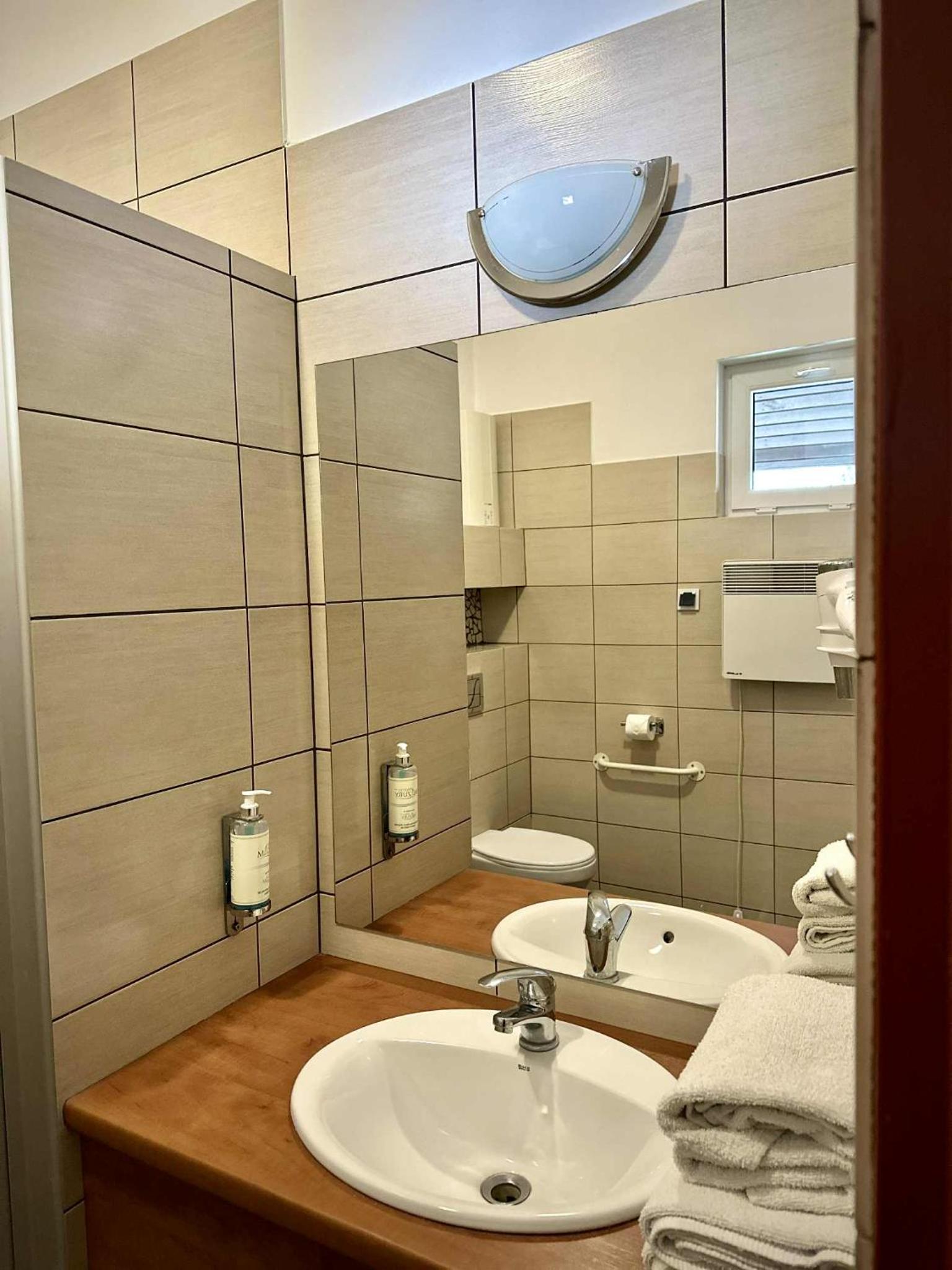 Economy Double Room - Photo 7