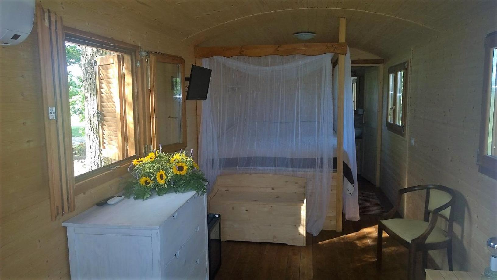 Mobile Home - Photo 3
