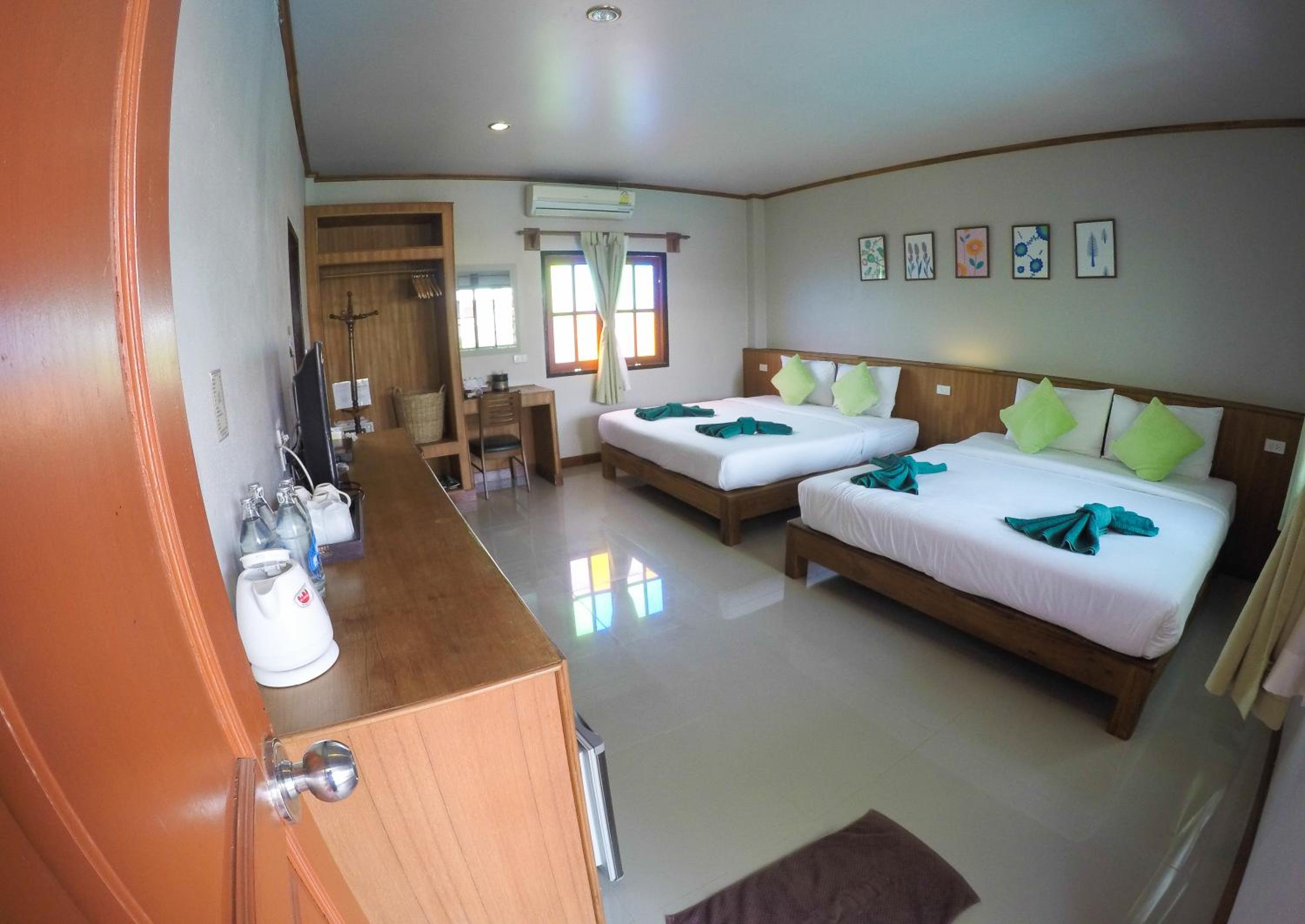 Family Room (4 Adults) - Photo 7