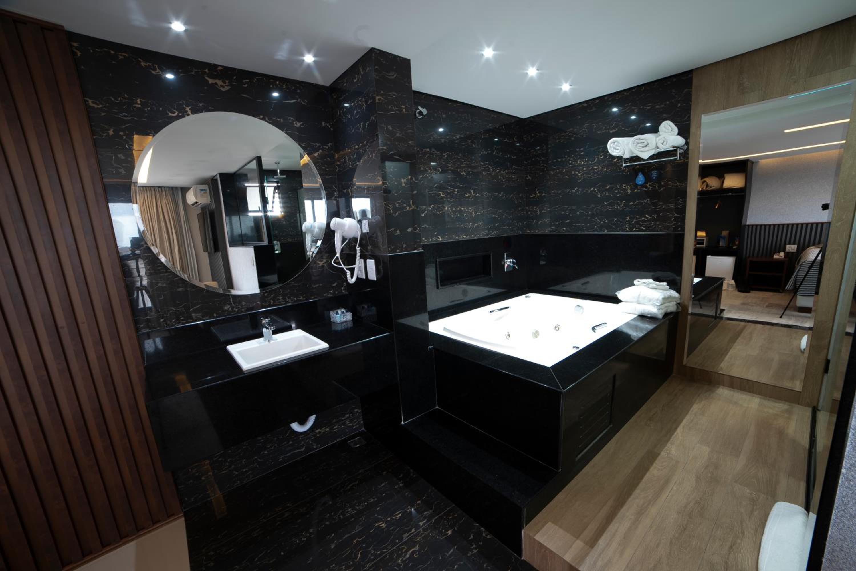 Deluxe Suite with Spa Bath photo 2
