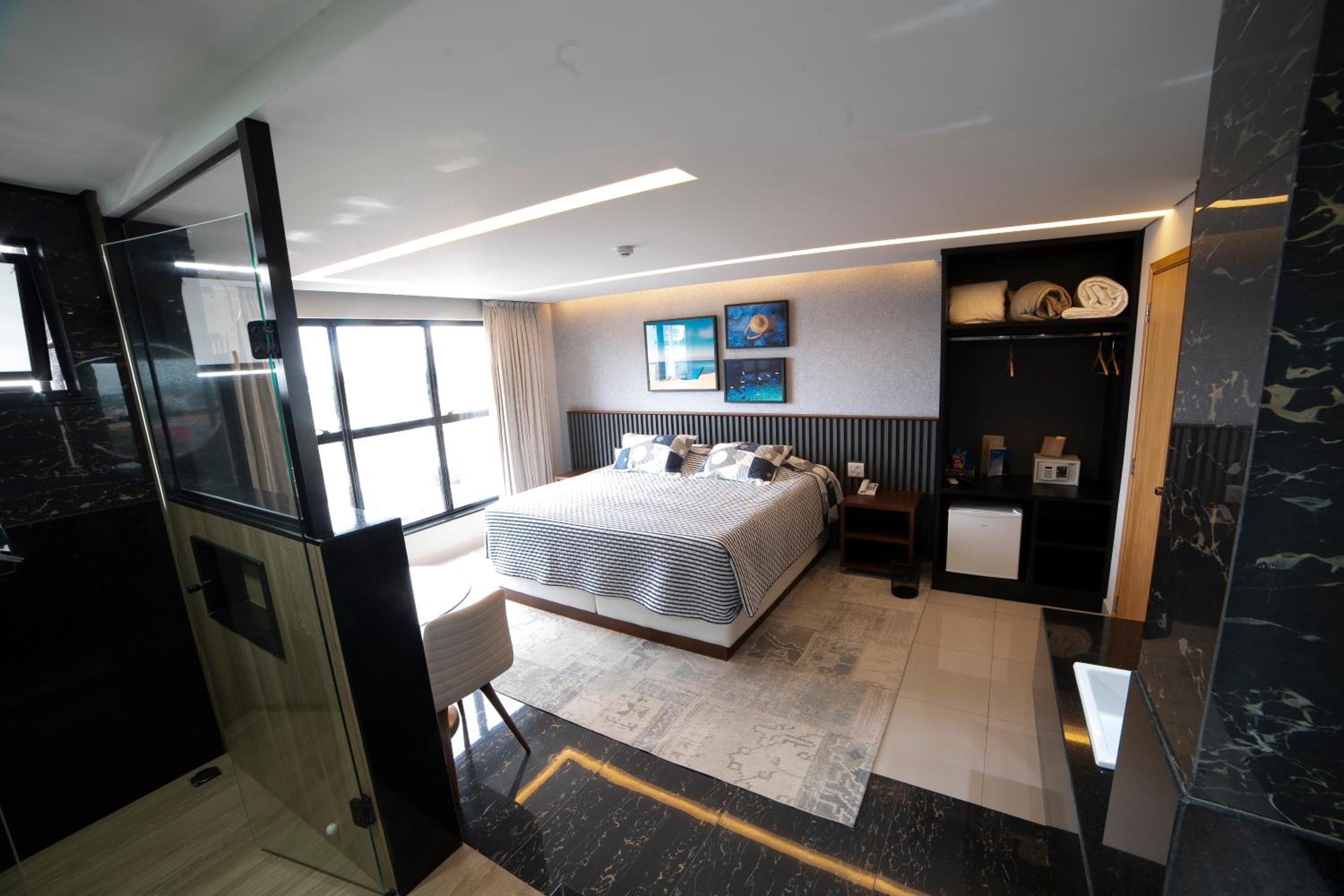 Deluxe Suite with Spa Bath photo 3