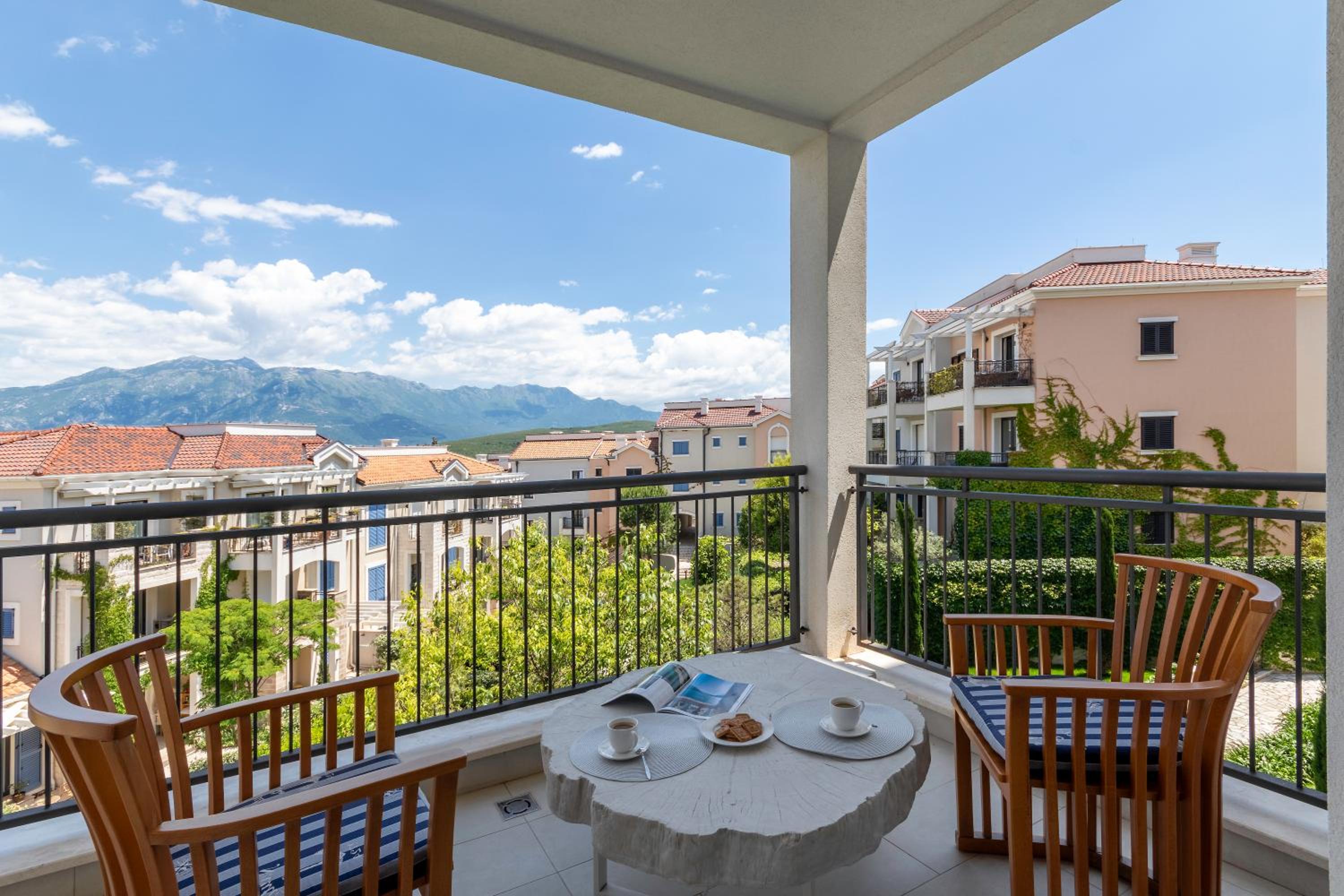 Two-Bedroom Deluxe Apartment with Garden View photo 3
