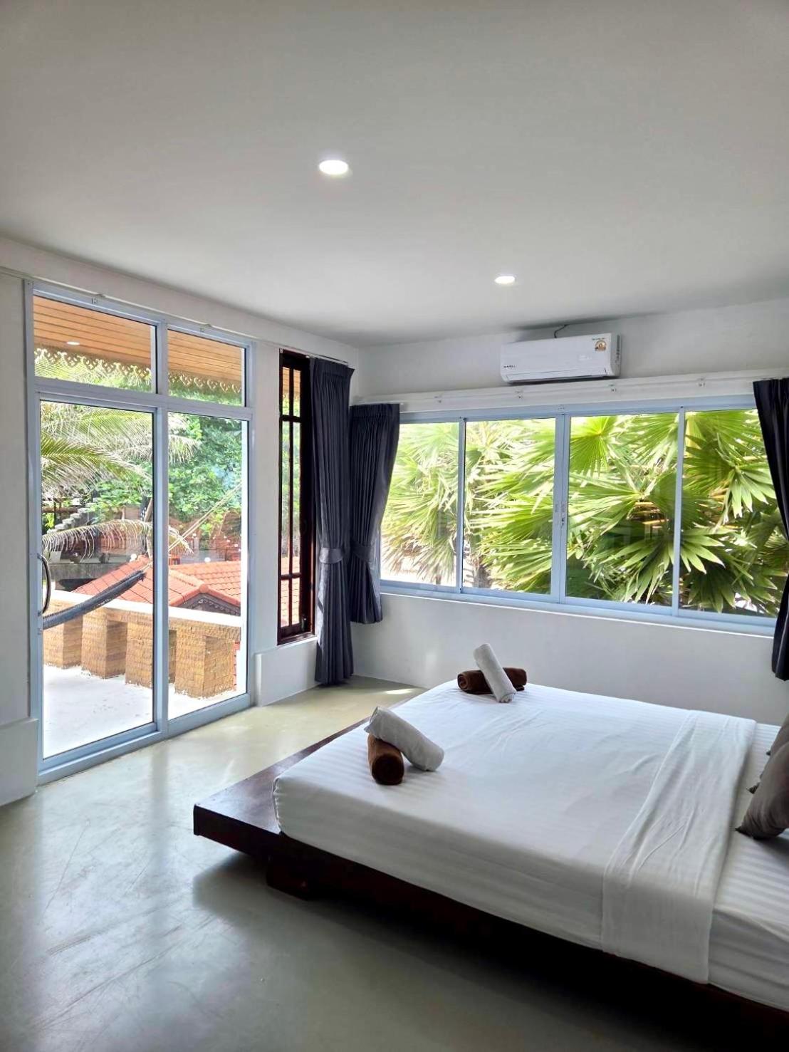 Family Room with Sea View photo 2