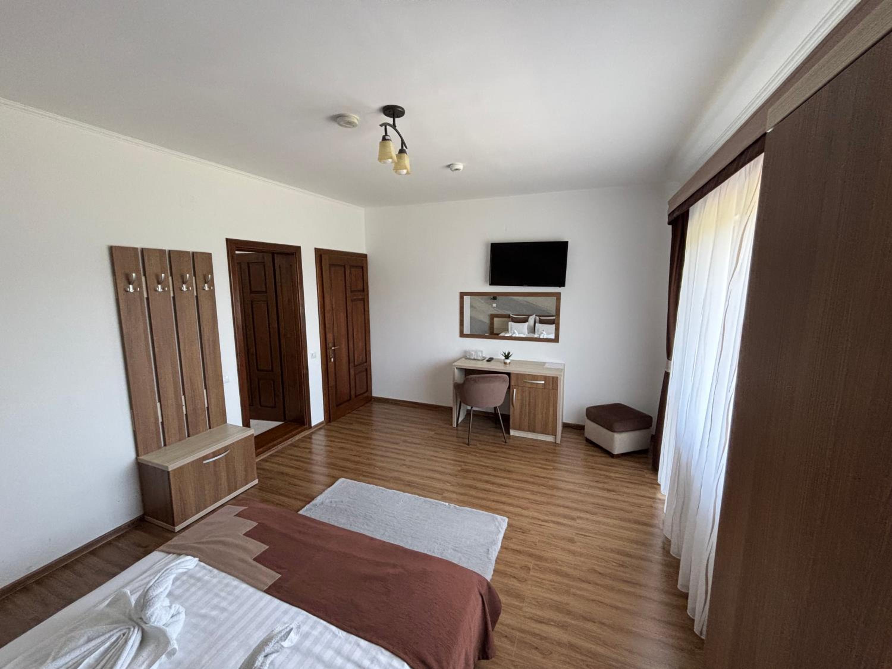 Double Room - Photo 5