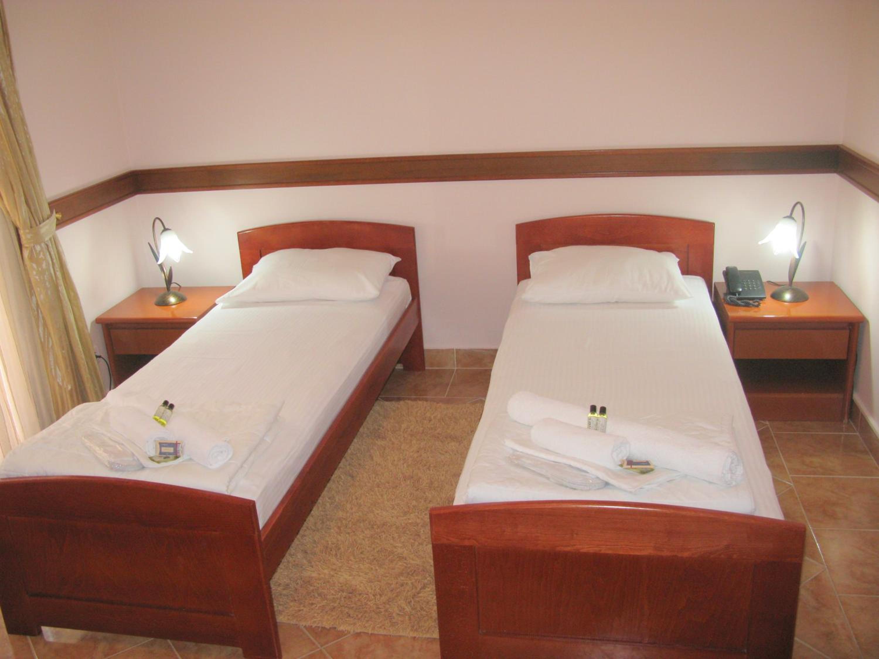 Twin Room with Balcony and City View - Photo 4