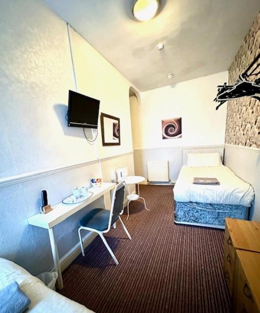 Budget Twin Room - Photo 3