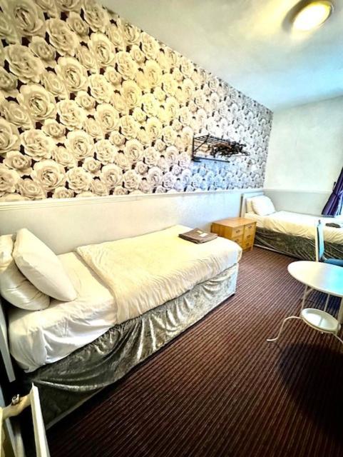 Budget Twin Room - Photo 4
