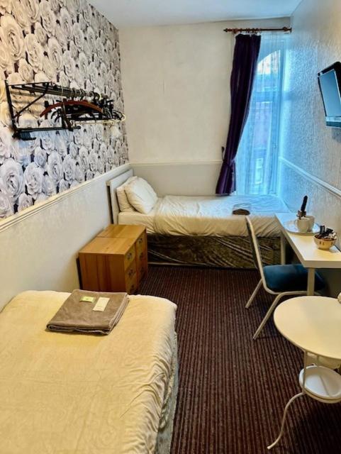 Budget Twin Room - Photo 5