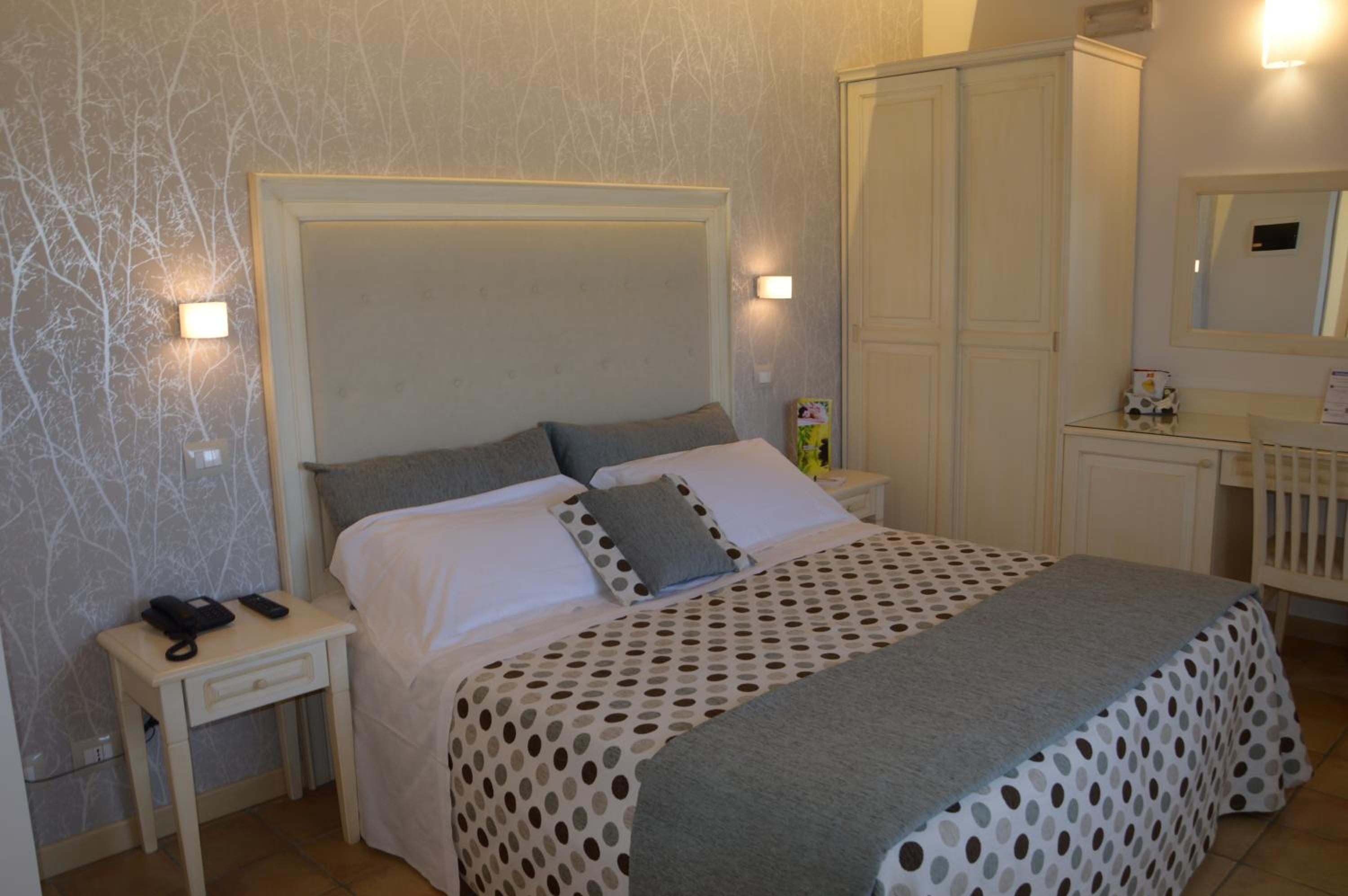 Double or Twin Room - Photo 9