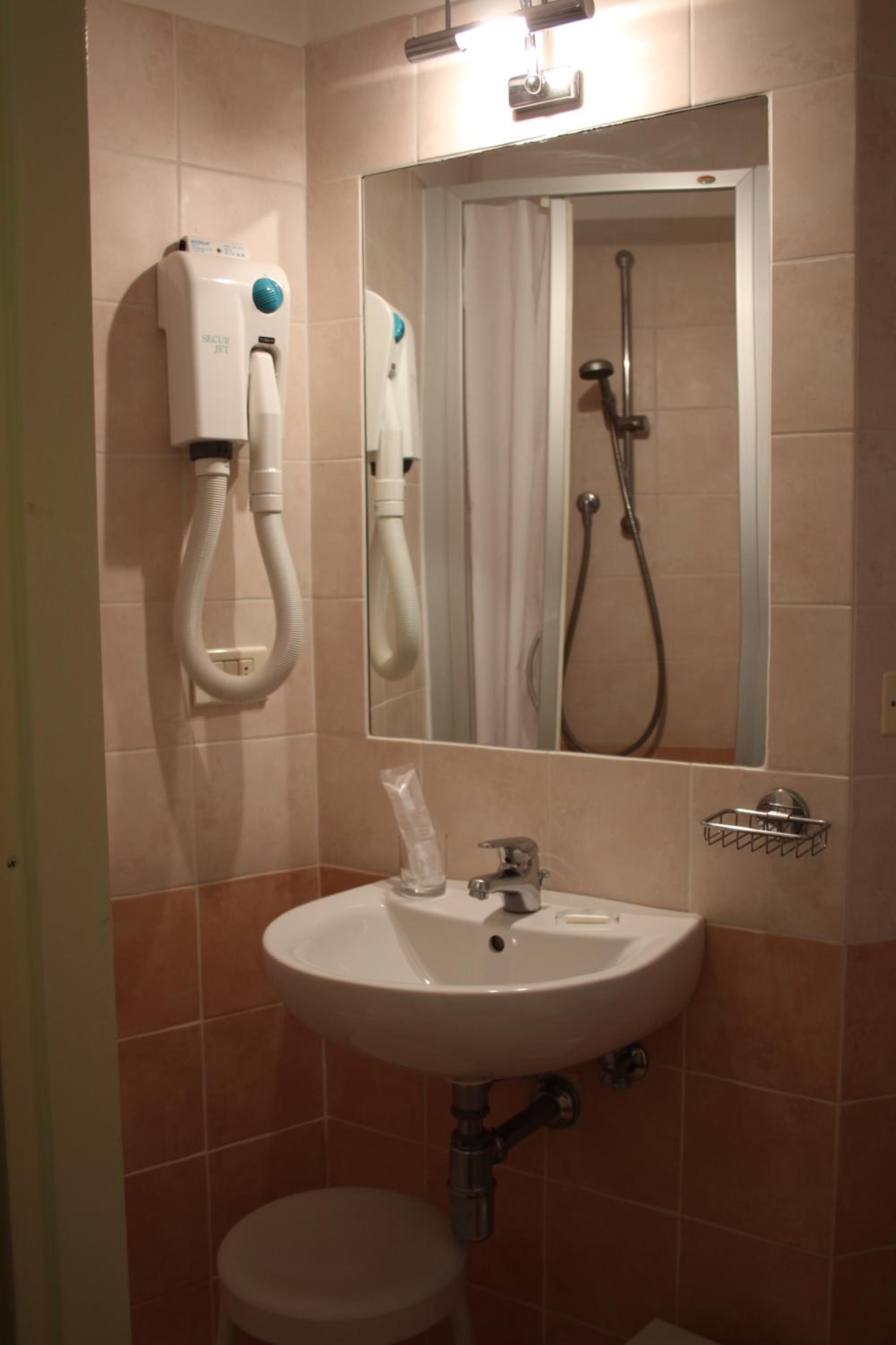Single Room photo 2