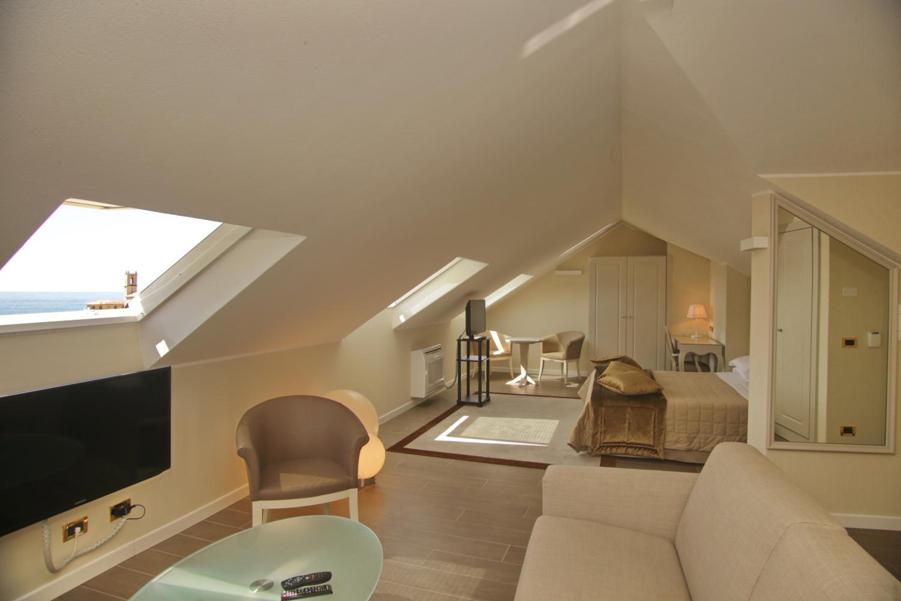 Luxury Suite - Photo 5