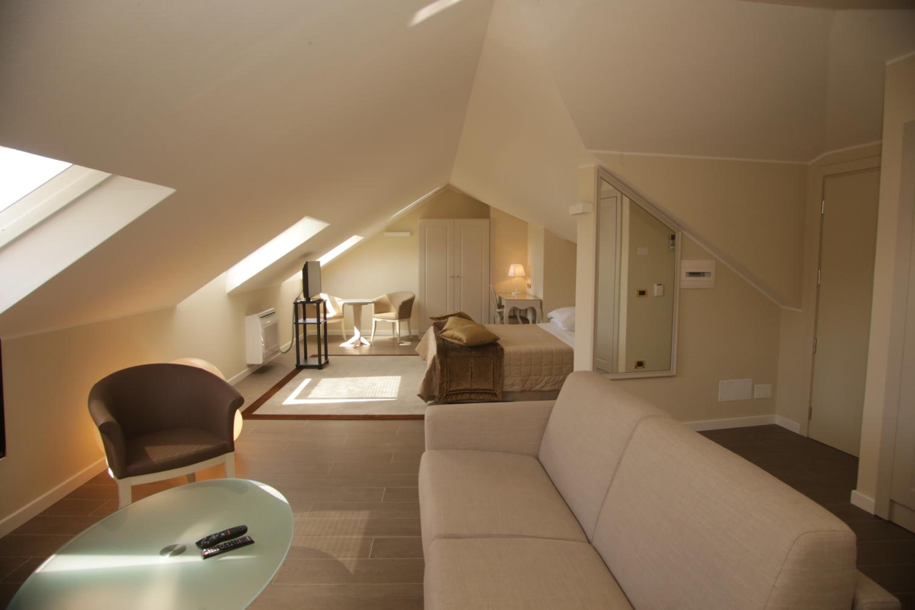 Luxury Suite - Photo 10