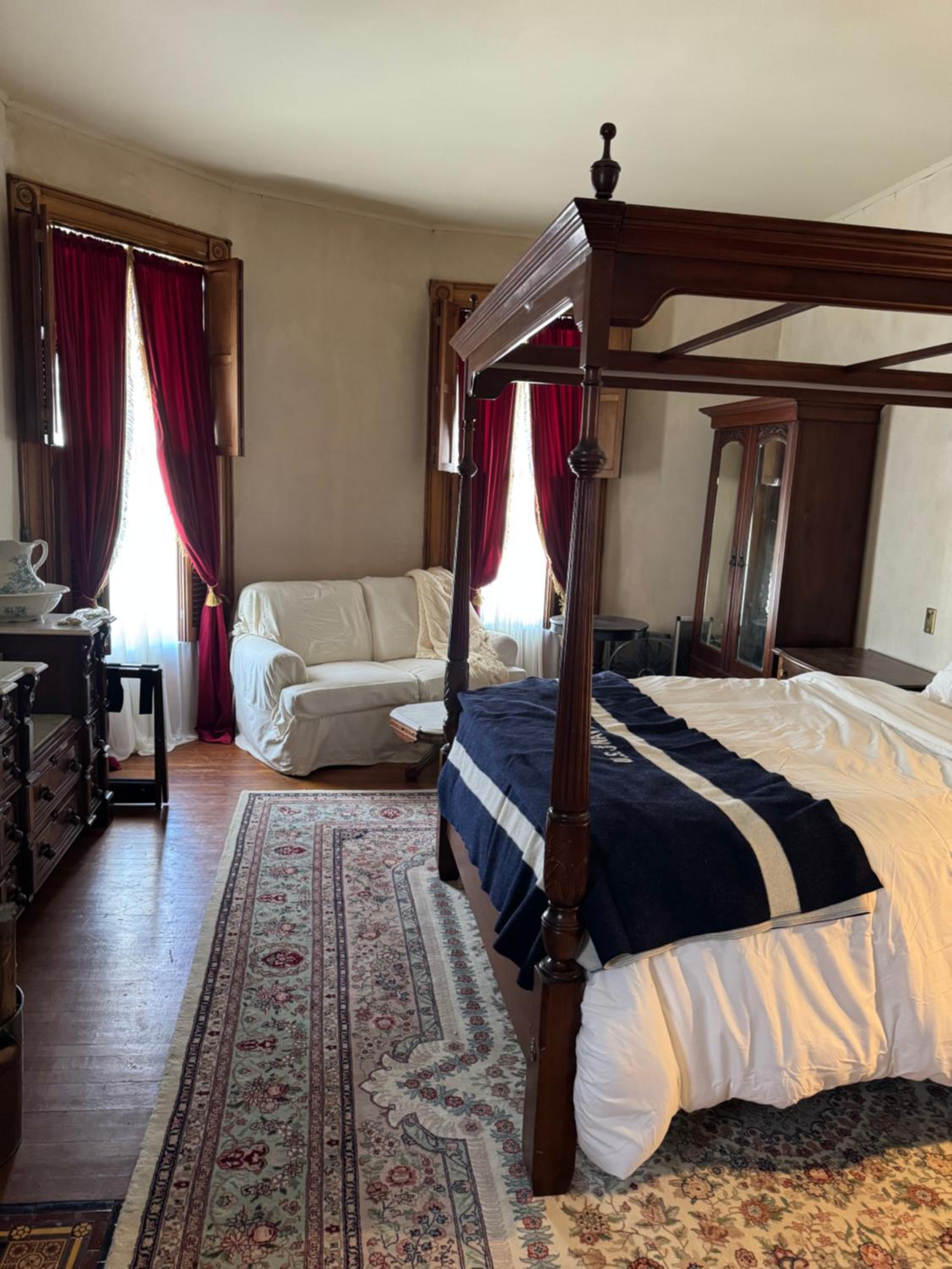 Deluxe Queen Suite photo 2