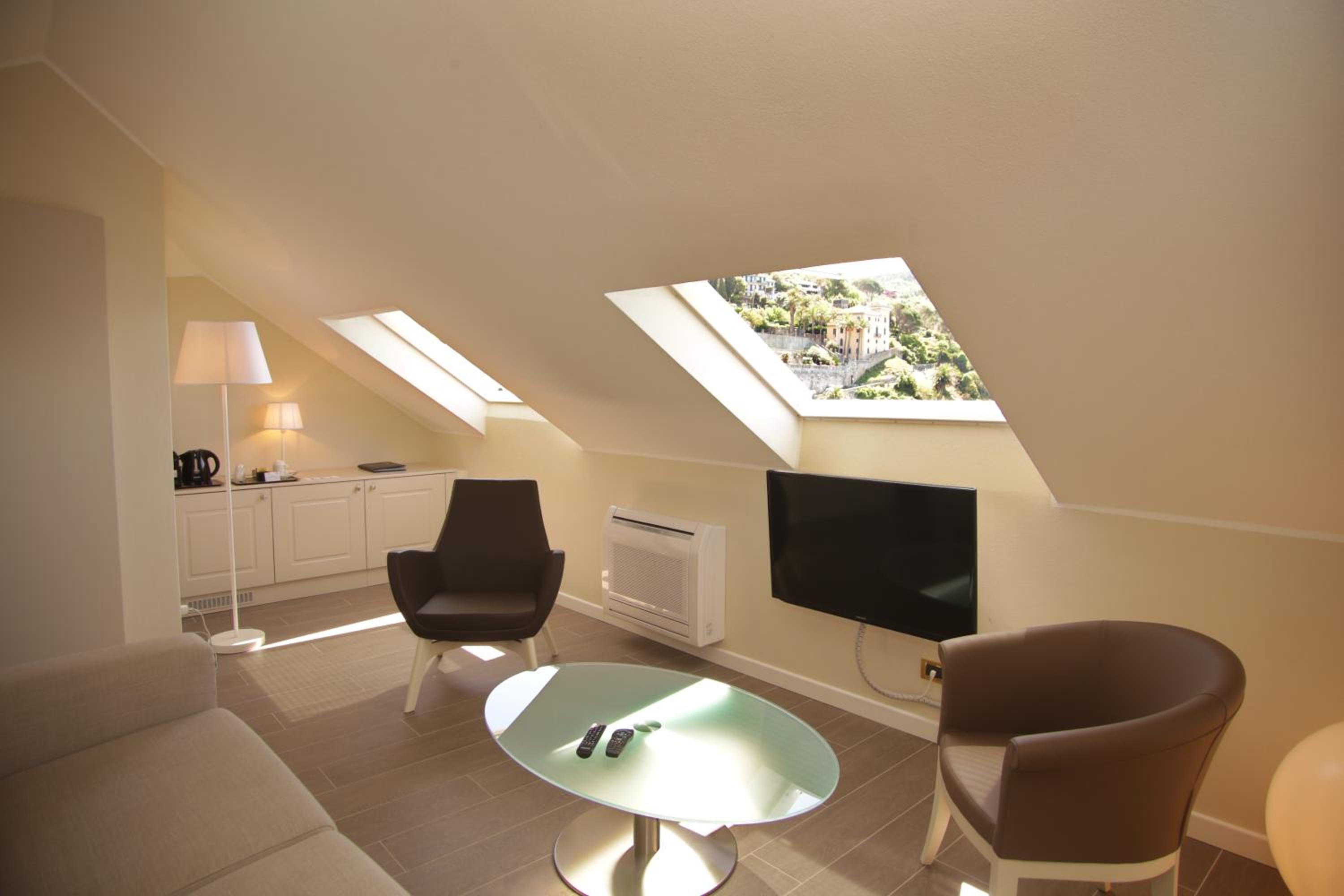 Luxury Suite - Photo 6