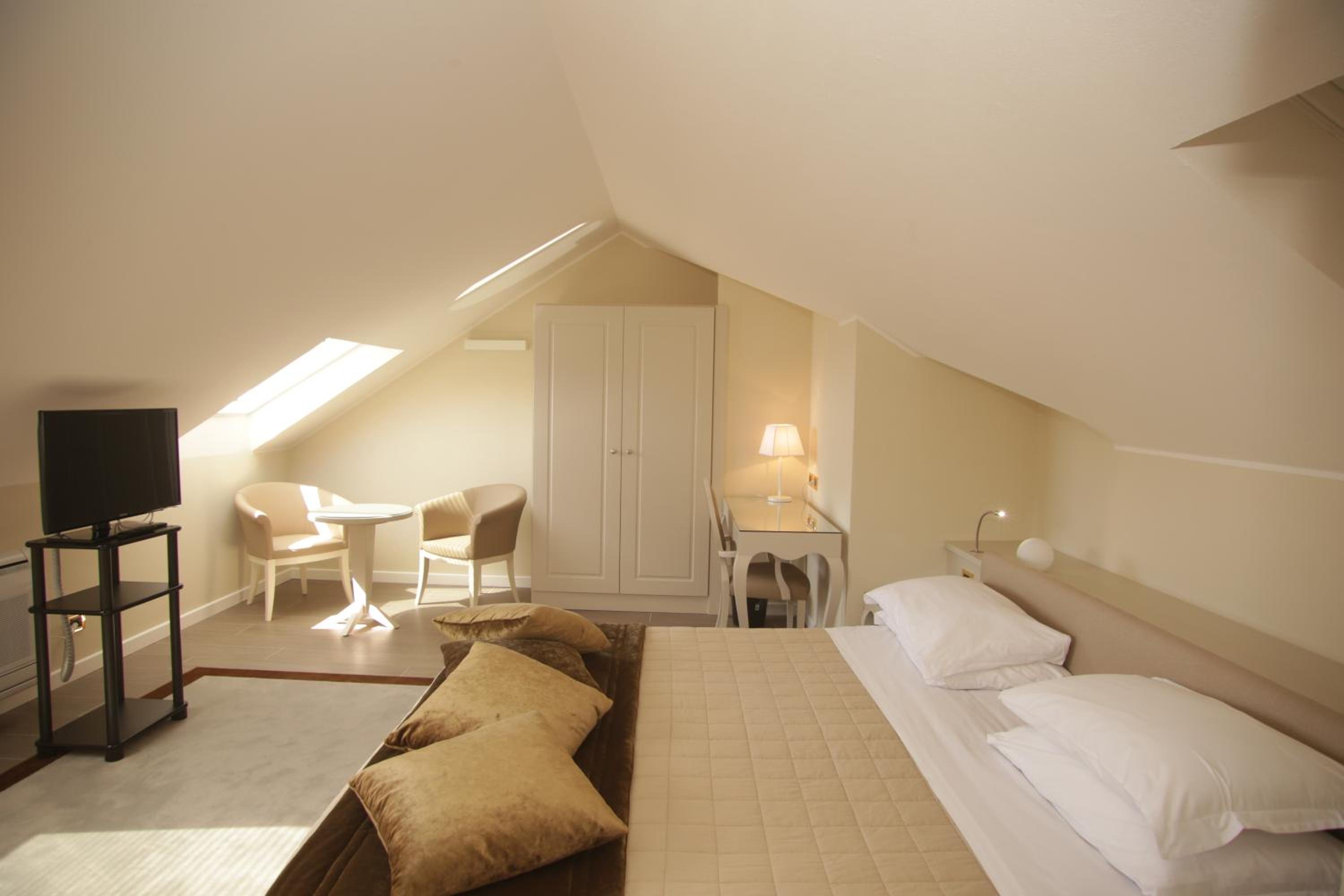 Luxury Suite - Photo 11