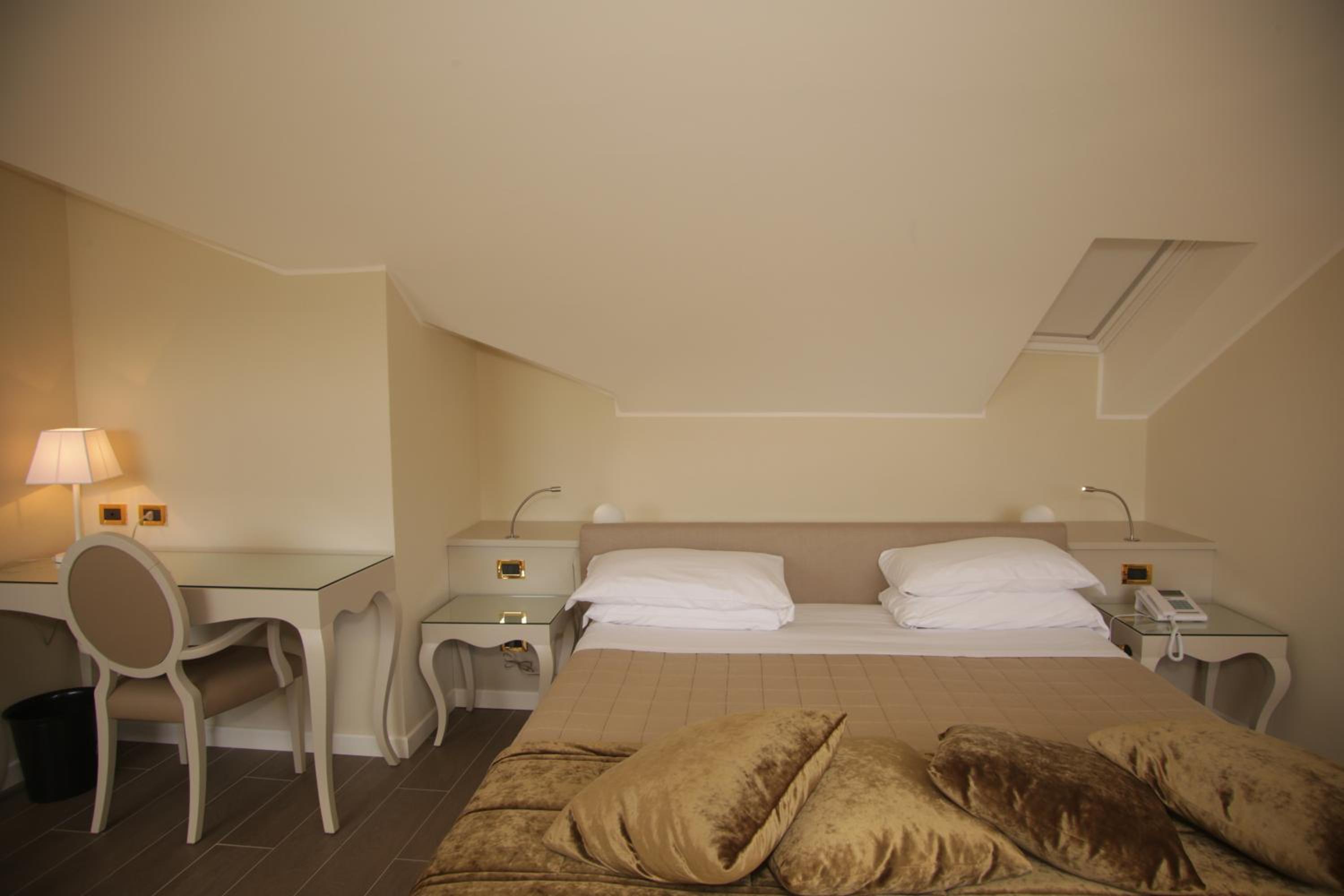 Luxury Suite - Photo 12