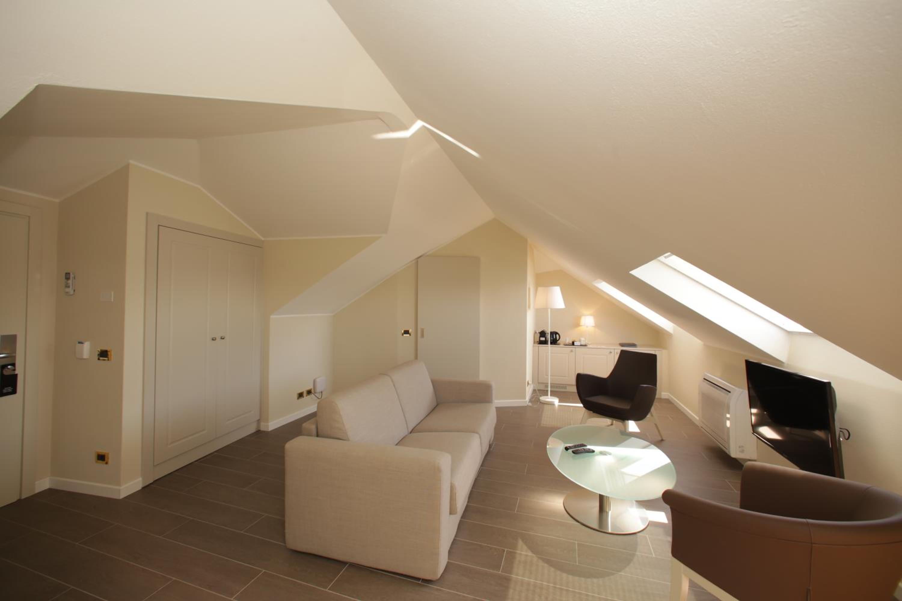 Luxury Suite - Photo 9