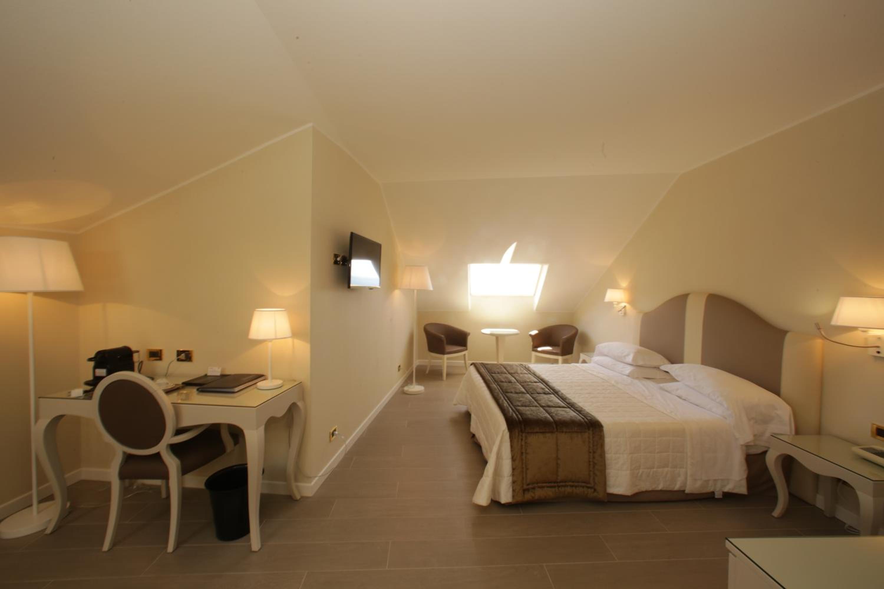 Suite - Attic - Photo 6