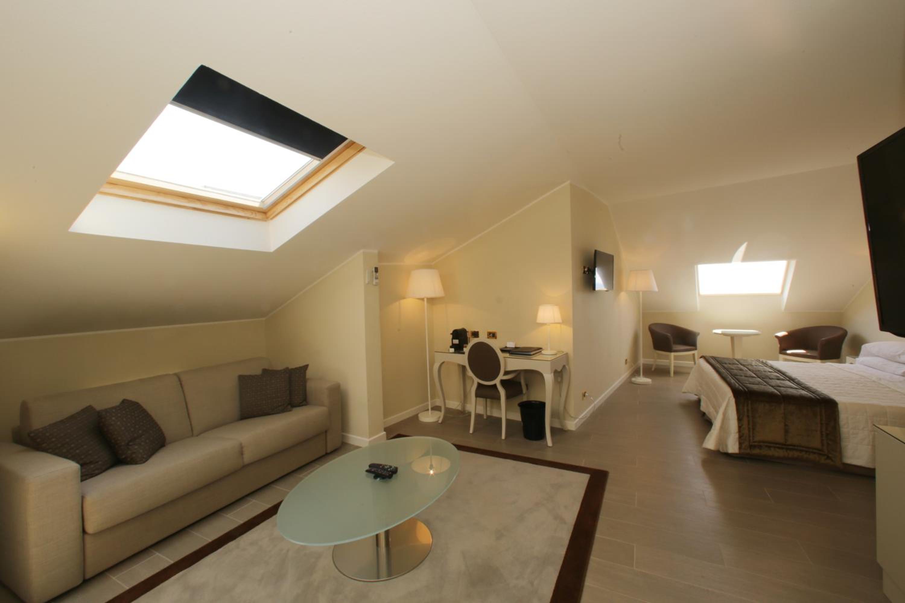 Suite - Attic - Photo 11