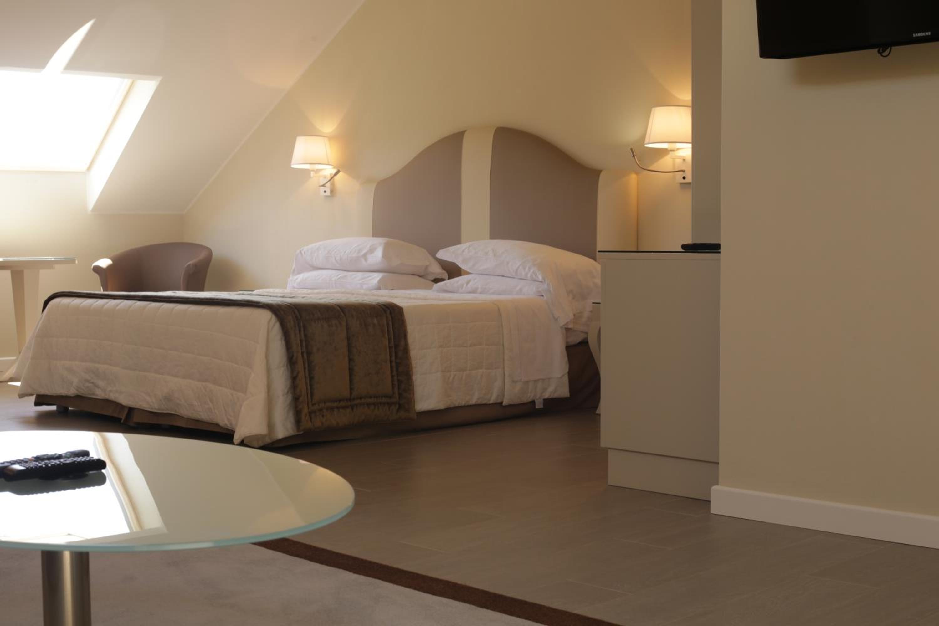 Suite - Attic - Photo 10