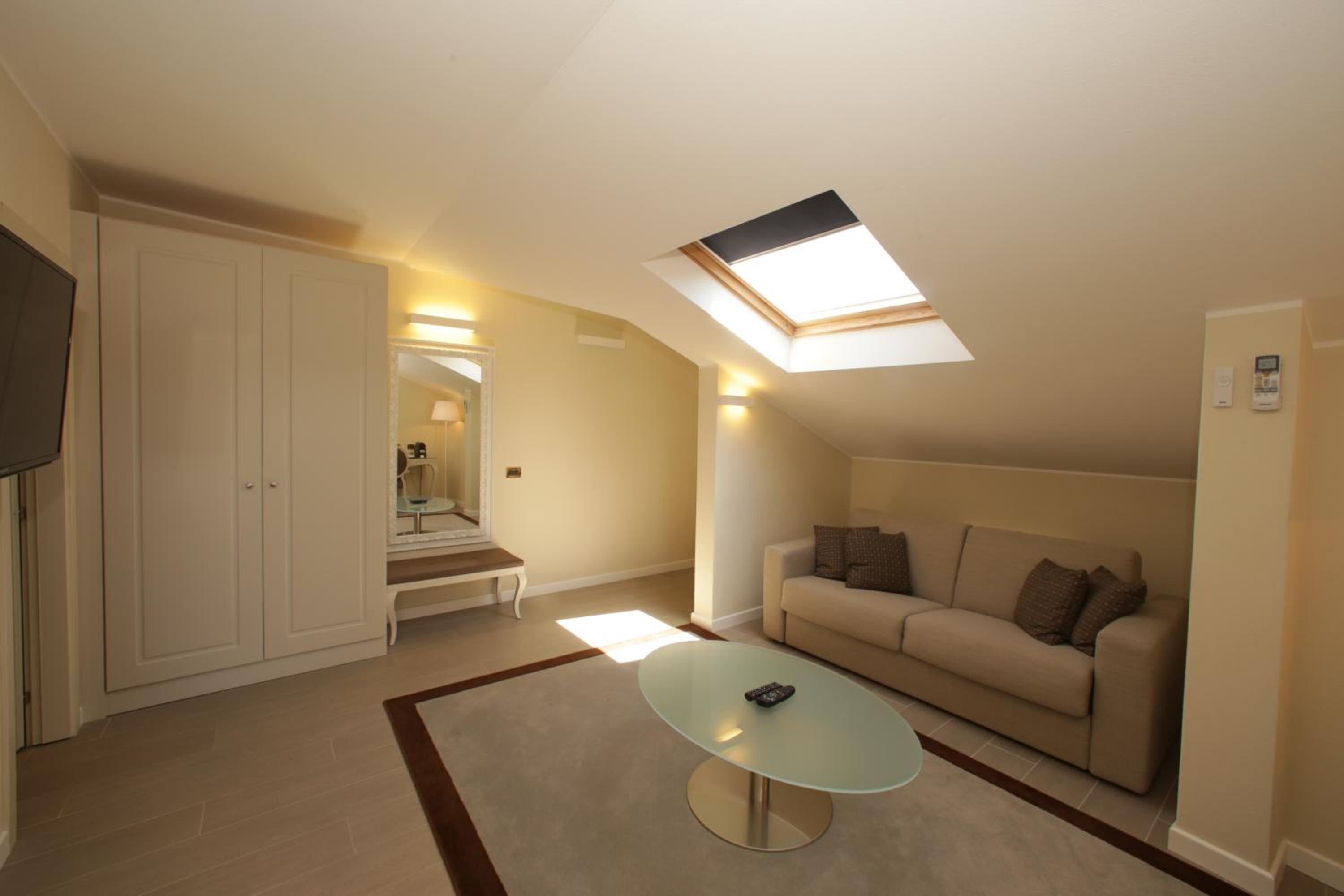 Suite - Attic - Photo 9