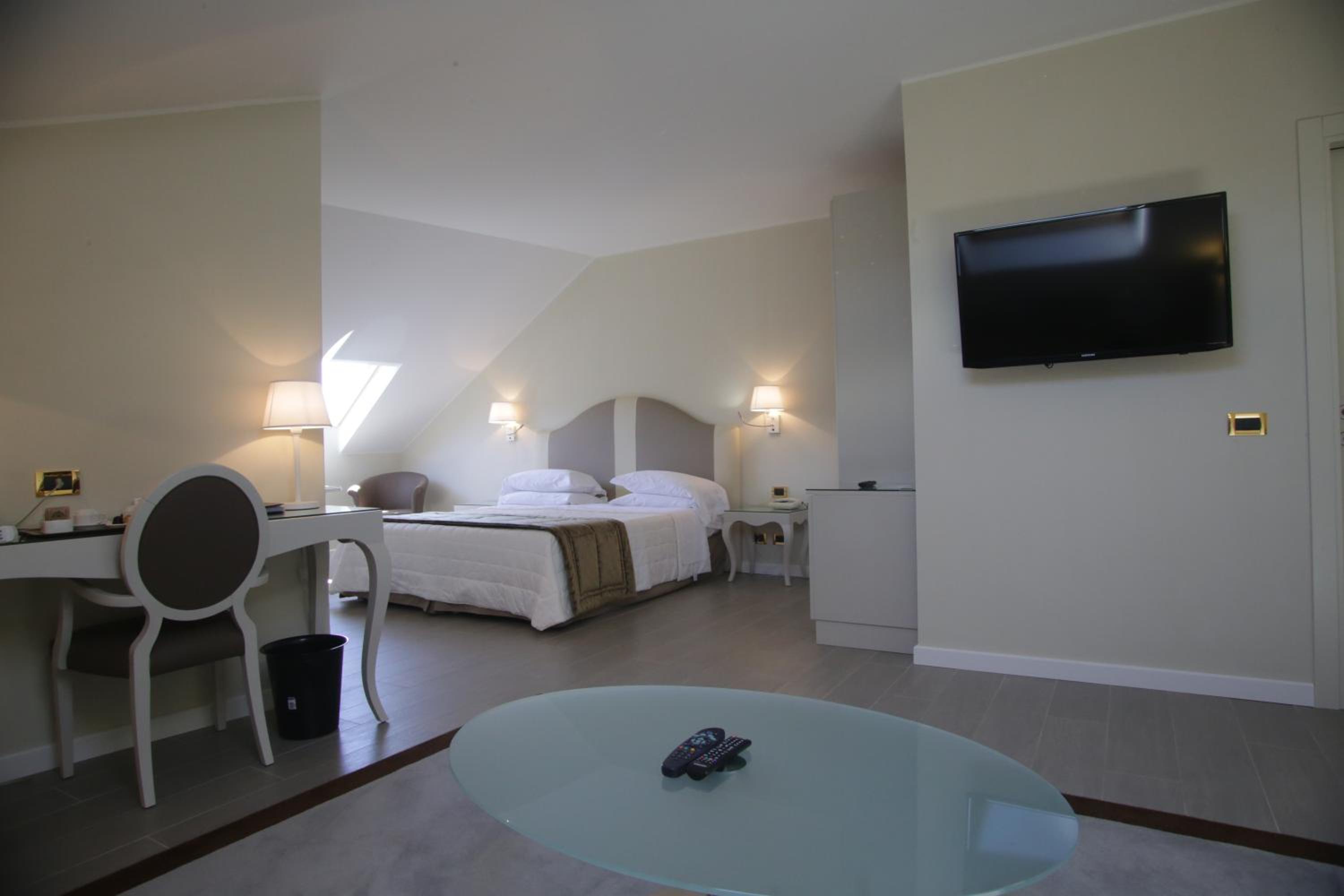 Suite - Attic - Photo 3