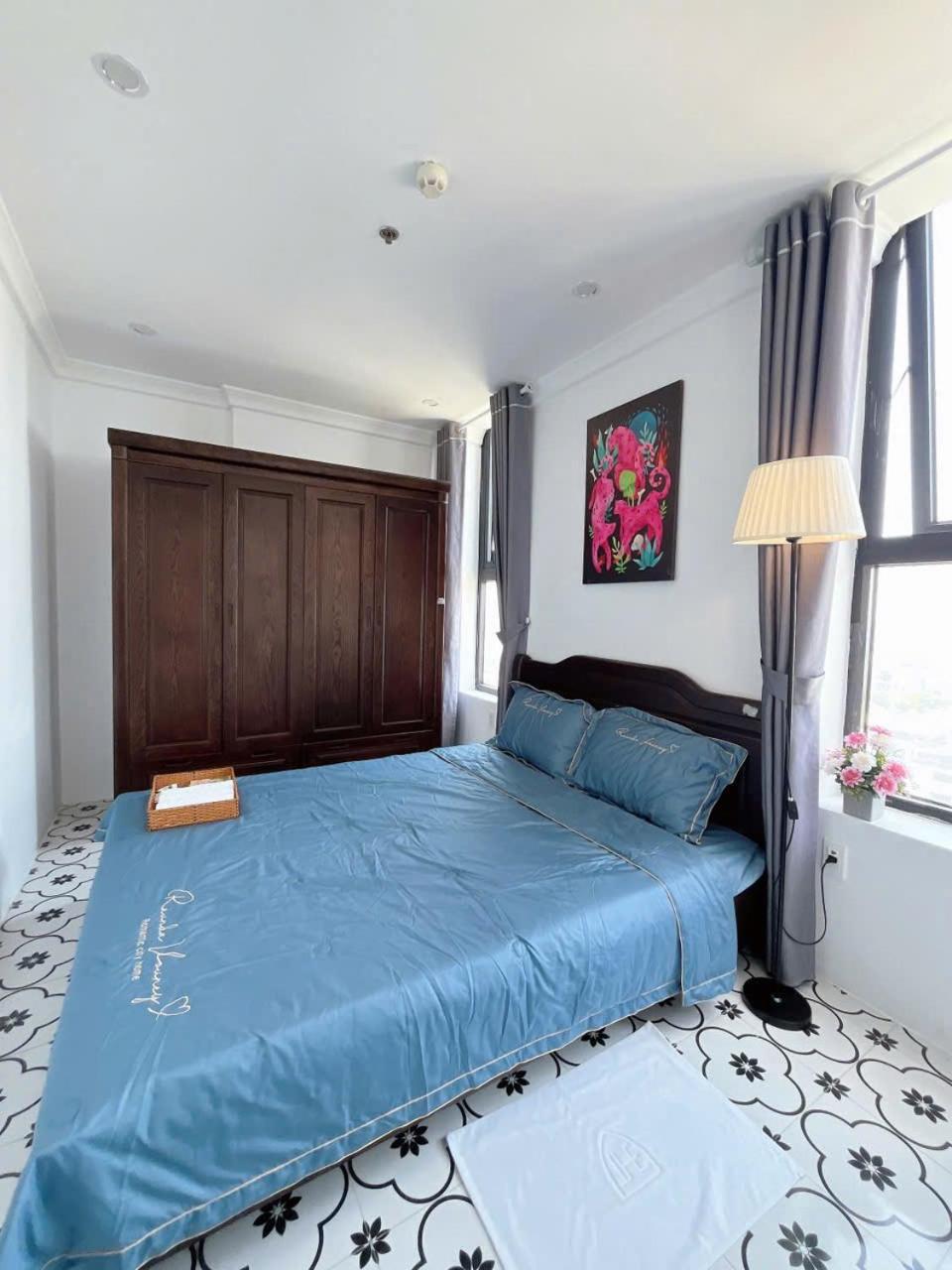 Three-Bedroom Apartment with Balcony photo 2