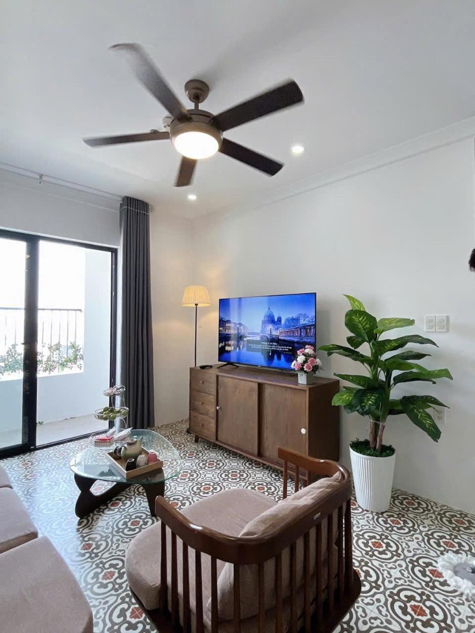 Three-Bedroom Apartment with Balcony photo 3